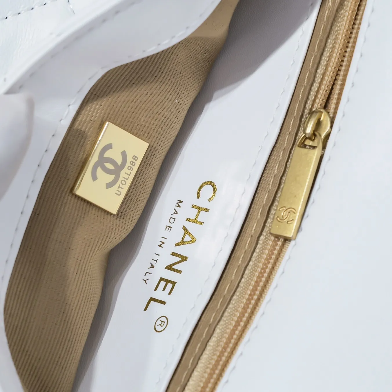All Categories Official Website "Brand Women's Bags" Women's Bags 💙 Chanel 𝗖𝗵𝗮𝗻𝗲𝟭 𝟮𝟮𝘀 Large Gold Chain Underarm Bag Large Size Jimei, have you got it yet? This bag is easy to wear with hot girls, and the capacity is good. The thick chain is the finishing touch of this bag. It is younger and more fashionable than Cf 𝐒𝐢𝐳𝐞𝟏8-𝟐7-