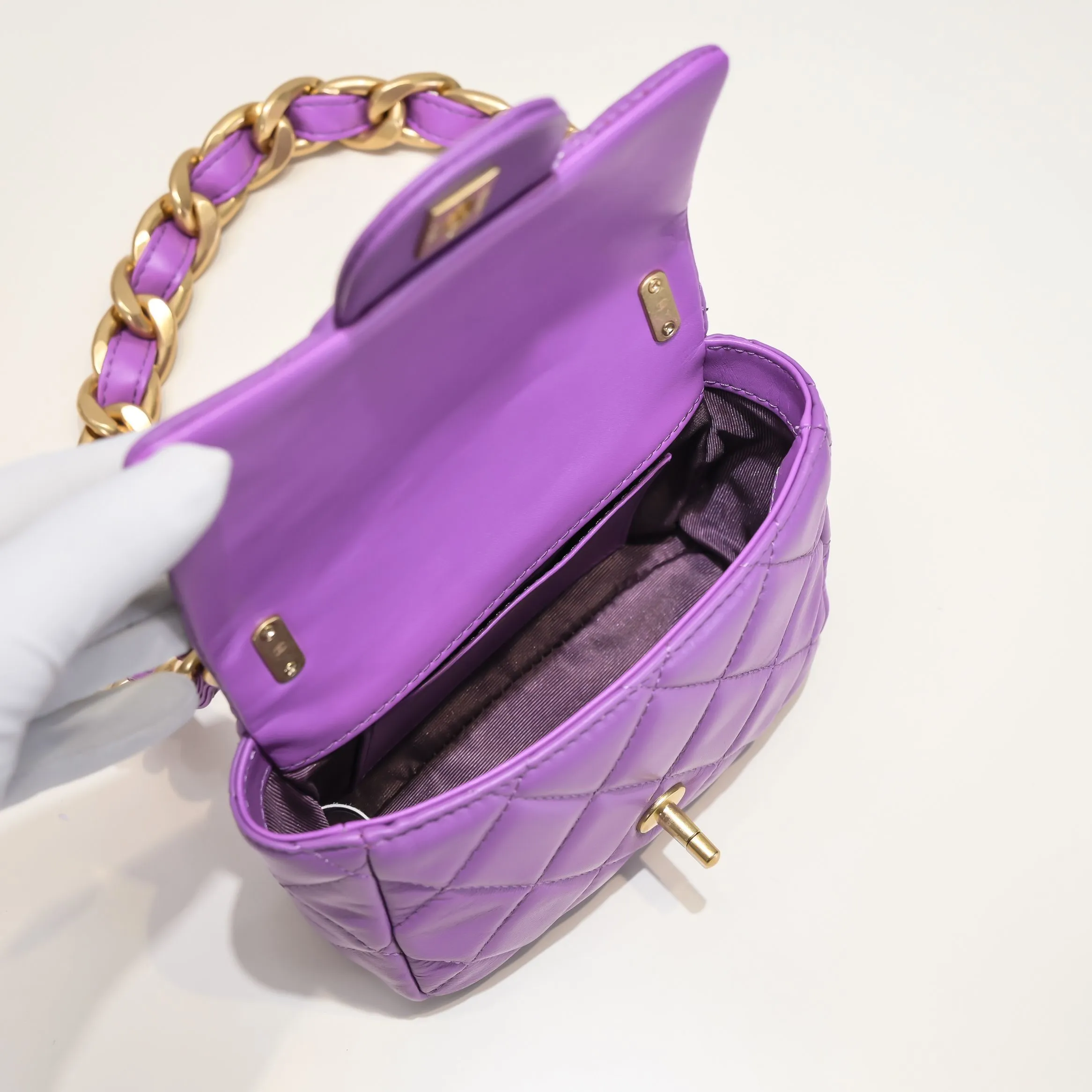 All Categories Official Website "Brand Women's Bags" Women's Bags 💙 Chanel �C𝗵𝗮𝗻𝗲𝟭 𝟮𝟮𝘀 Large Gold Chain Armpit Bag Small Size Jimei, have you got it yet? This bag is easy to wear with hot girls, and the capacity is good. The thick chain is the finishing touch of this bag. It is younger and more fashionable than Cf. 𝐒𝐢𝐳𝐞𝟏𝟑-𝟏𝟕