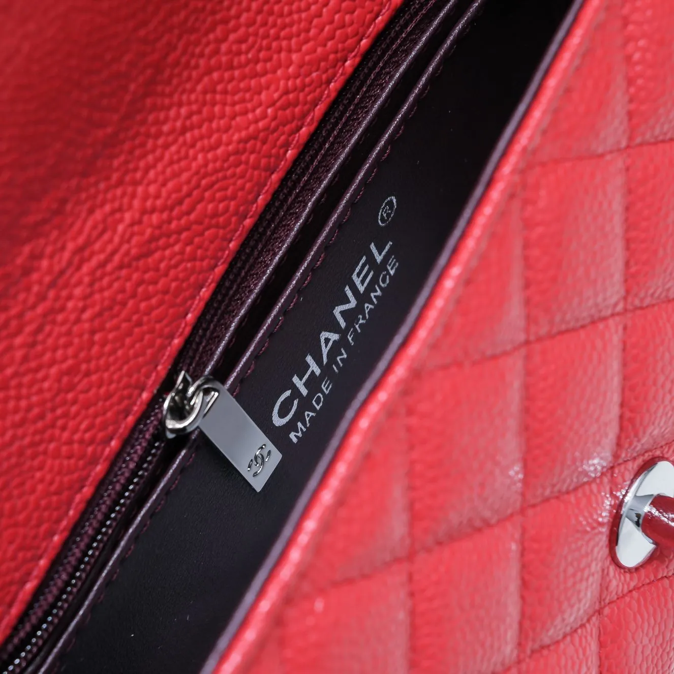 💰320￥Bright red💥CF versatile style caviar cowhide🌹 Chanel💃🏻‼ ️Eternal classic style [shy] noble temperament💃🏻favorite of celebrities🌟soft leather and high-end👍counter hardware exquisite workmanship to reject defects [strong] both dazzling and feminine 😝[strong] luxurious and durable🌟size: 20*14*7cm style number 1116 reverse edge