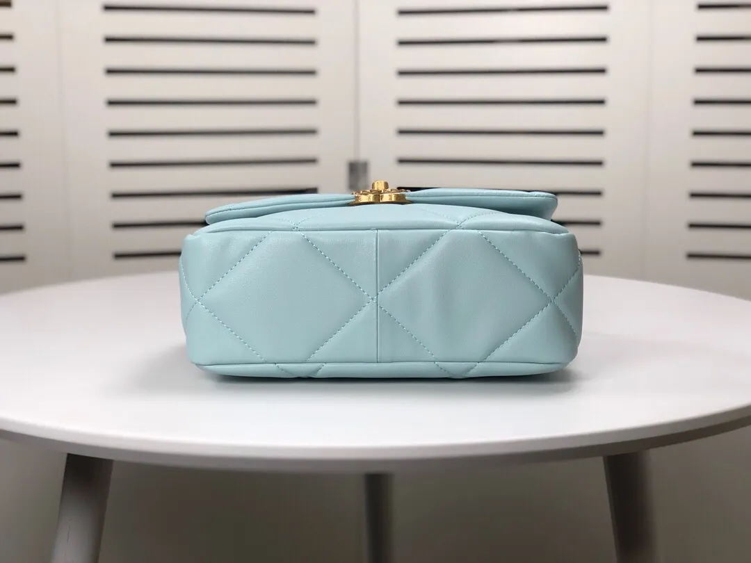 💰370￥Mint Green Small Size Chanel's latest hot model is now available📣📣Synchronized with counters🤭Imported cowhide🐂very soft to the touch. The upper body effect is super good, it can be carried by hand, on one shoulder or cross-body, showing the elegance and charm of women💃Hurry and get it😘Model number: 9010, size: 26*16*10,