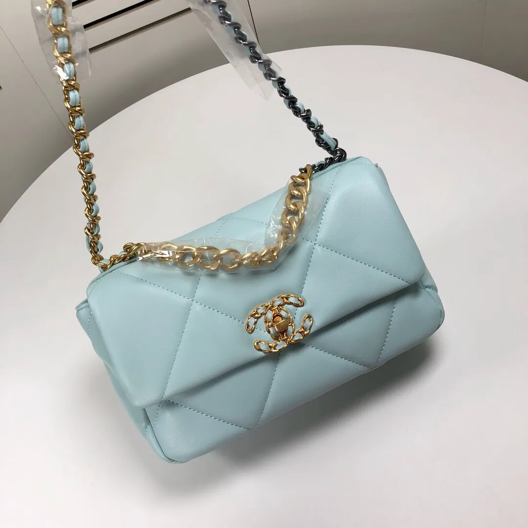 💰370￥Mint Green Small Size Chanel's latest hot model is now available📣📣Synchronized with counters🤭Imported cowhide🐂very soft to the touch. The upper body effect is super good, it can be carried by hand, on one shoulder or cross-body, showing the elegance and charm of women💃Hurry and get it😘Model number: 9010, size: 26*16*10,