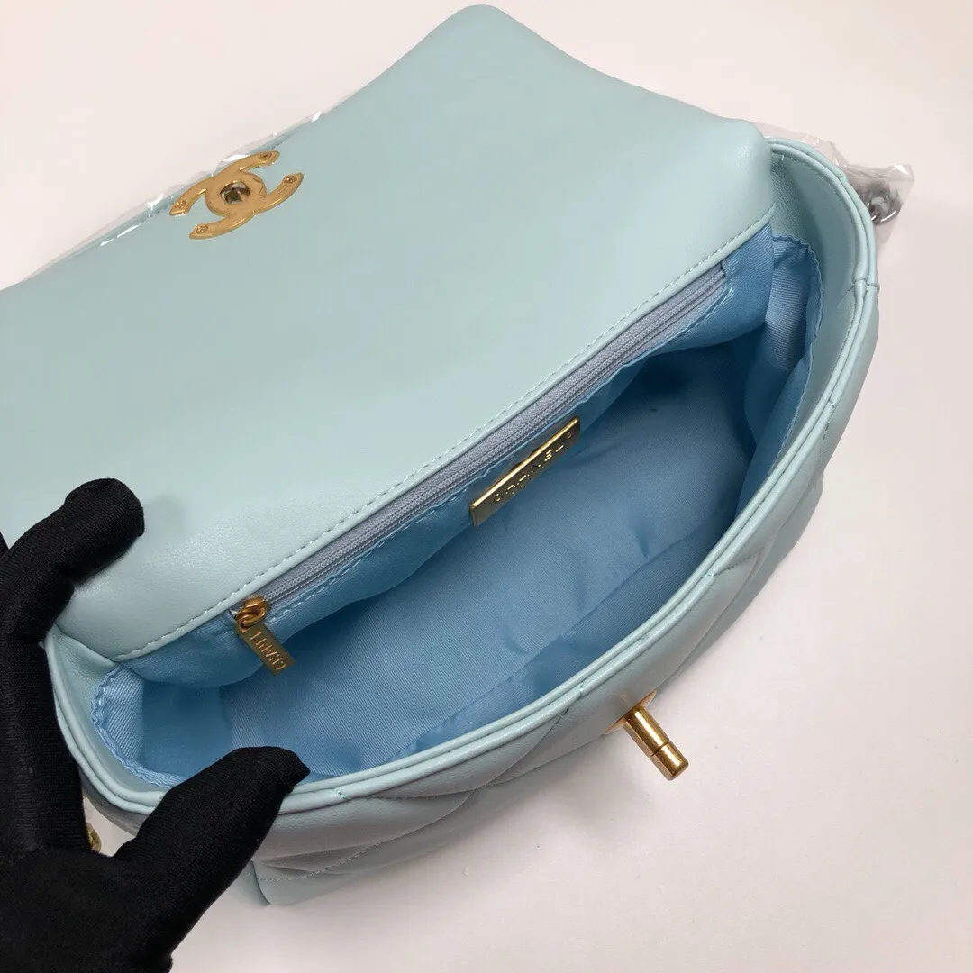 💰370￥Mint Green Small Size Chanel's latest hot model is now available📣📣Synchronized with counters🤭Imported cowhide🐂very soft to the touch. The upper body effect is super good, it can be carried by hand, on one shoulder or cross-body, showing the elegance and charm of women💃Hurry and get it😘Model number: 9010, size: 26*16*10,