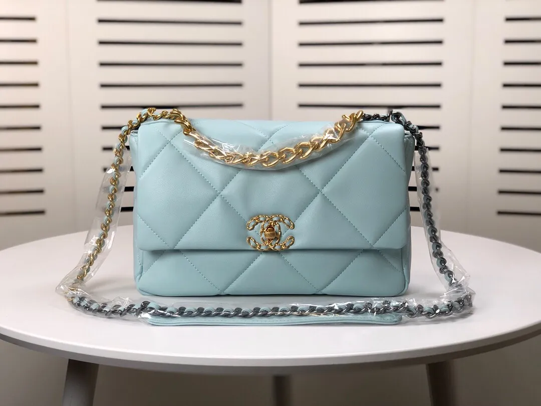 💰410￥Mint Green Medium Size Chanel's latest hot model is now available📣📣Synchronized with counters🤭Imported cowhide🐂very soft to the touch. The upper body effect is super good, it can be carried by hand, on one shoulder or cross-body, showing the elegance and charm of women💃Hurry and get it, [color] model number: 9011, size: 30*20*12,