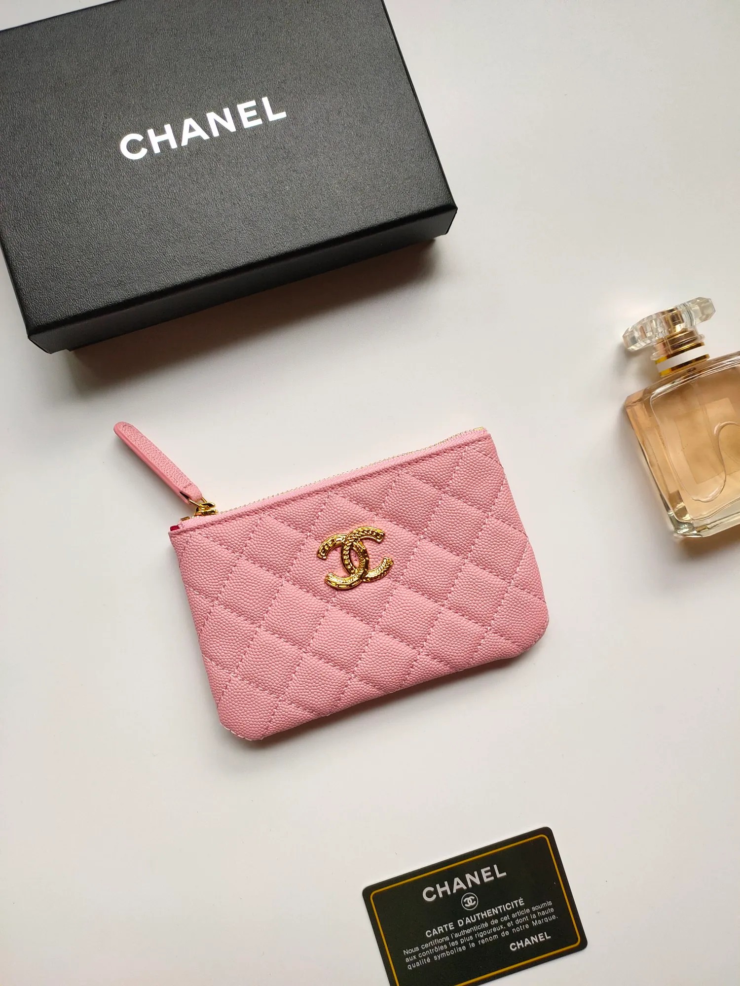 ￥120💰CHANEL 22k embossed lgo large double C hardware, fresh design, exquisite replica flavor, very beautiful, official website 2023 latest🆕Card holder, caviar medium ball grain cowhide is scratch-resistant, super glossy, it is troublesome to carry a bag that is too big in summer, suitable for putting in a mini bag, and convenient for carrying in your pocket😍 The bag has a zipper, which is super practical. You can also put cards, change, coins, and keys inside! Style number: 82365 Size: 15*8.5