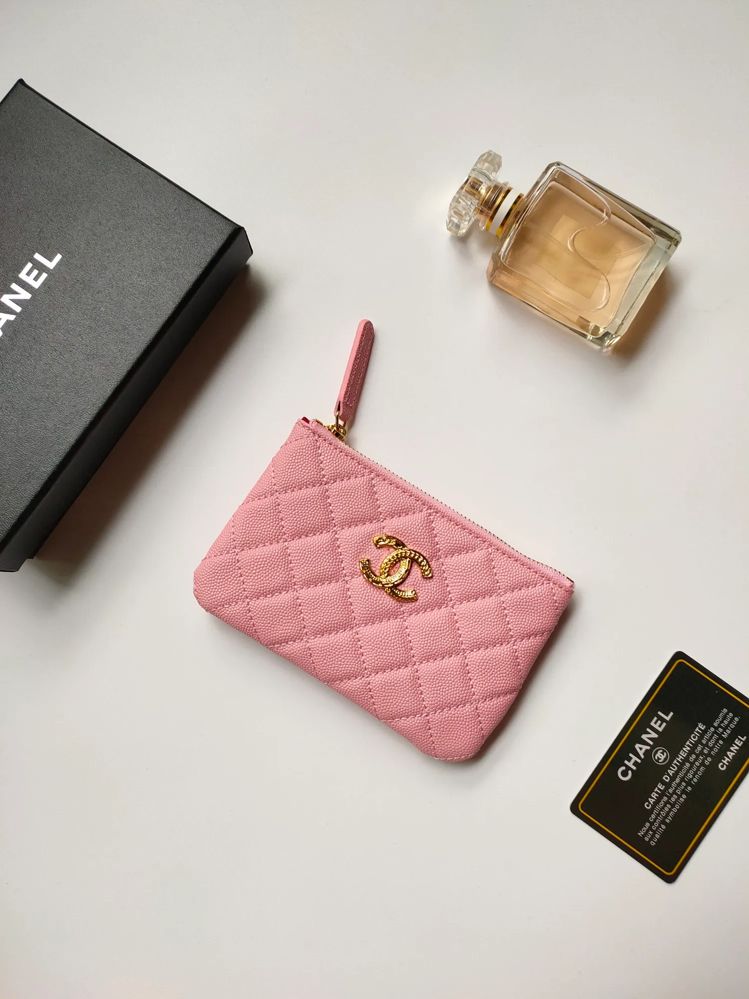 ￥120💰CHANEL 22k embossed lgo large double C hardware, fresh design, exquisite replica flavor, very beautiful, official website 2023 latest🆕Card holder, caviar medium ball grain cowhide is scratch-resistant, super glossy, it is troublesome to carry a bag that is too big in summer, suitable for putting in a mini bag, and convenient for carrying in your pocket😍 The bag has a zipper, which is super practical. You can also put cards, change, coins, and keys inside! Style number: 82365 Size: 15*8.5