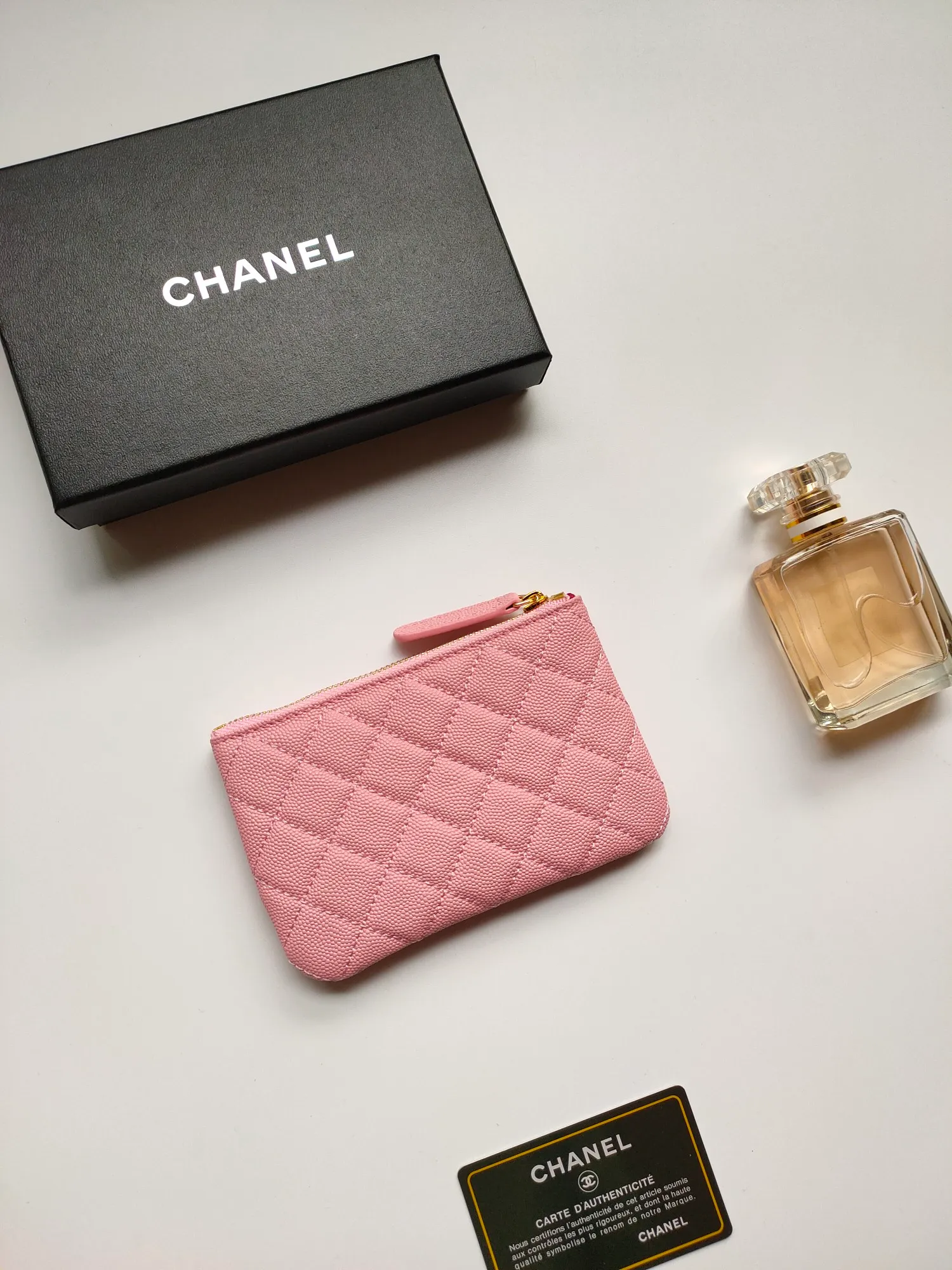 ￥120💰CHANEL 22k embossed lgo large double C hardware, fresh design, exquisite replica flavor, very beautiful, official website 2023 latest🆕Card holder, caviar medium ball grain cowhide is scratch-resistant, super glossy, it is troublesome to carry a bag that is too big in summer, suitable for putting in a mini bag, and convenient for carrying in your pocket😍 The bag has a zipper, which is super practical. You can also put cards, change, coins, and keys inside! Style number: 82365 Size: 15*8.5
