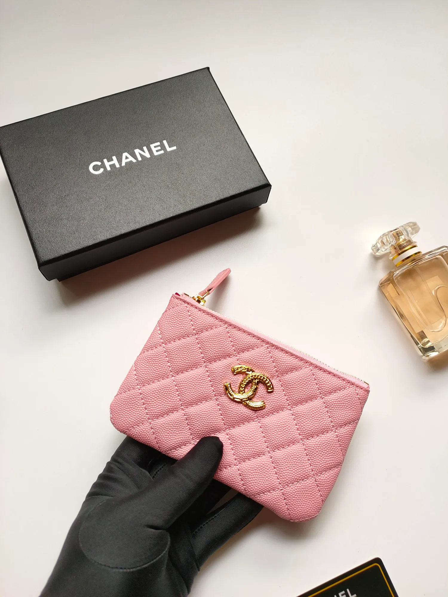 ￥120💰CHANEL 22k embossed lgo large double C hardware, fresh design, exquisite replica flavor, very beautiful, official website 2023 latest🆕Card holder, caviar medium ball grain cowhide is scratch-resistant, super glossy, it is troublesome to carry a bag that is too big in summer, suitable for putting in a mini bag, and convenient for carrying in your pocket😍 The bag has a zipper, which is super practical. You can also put cards, change, coins, and keys inside! Style number: 82365 Size: 15*8.5