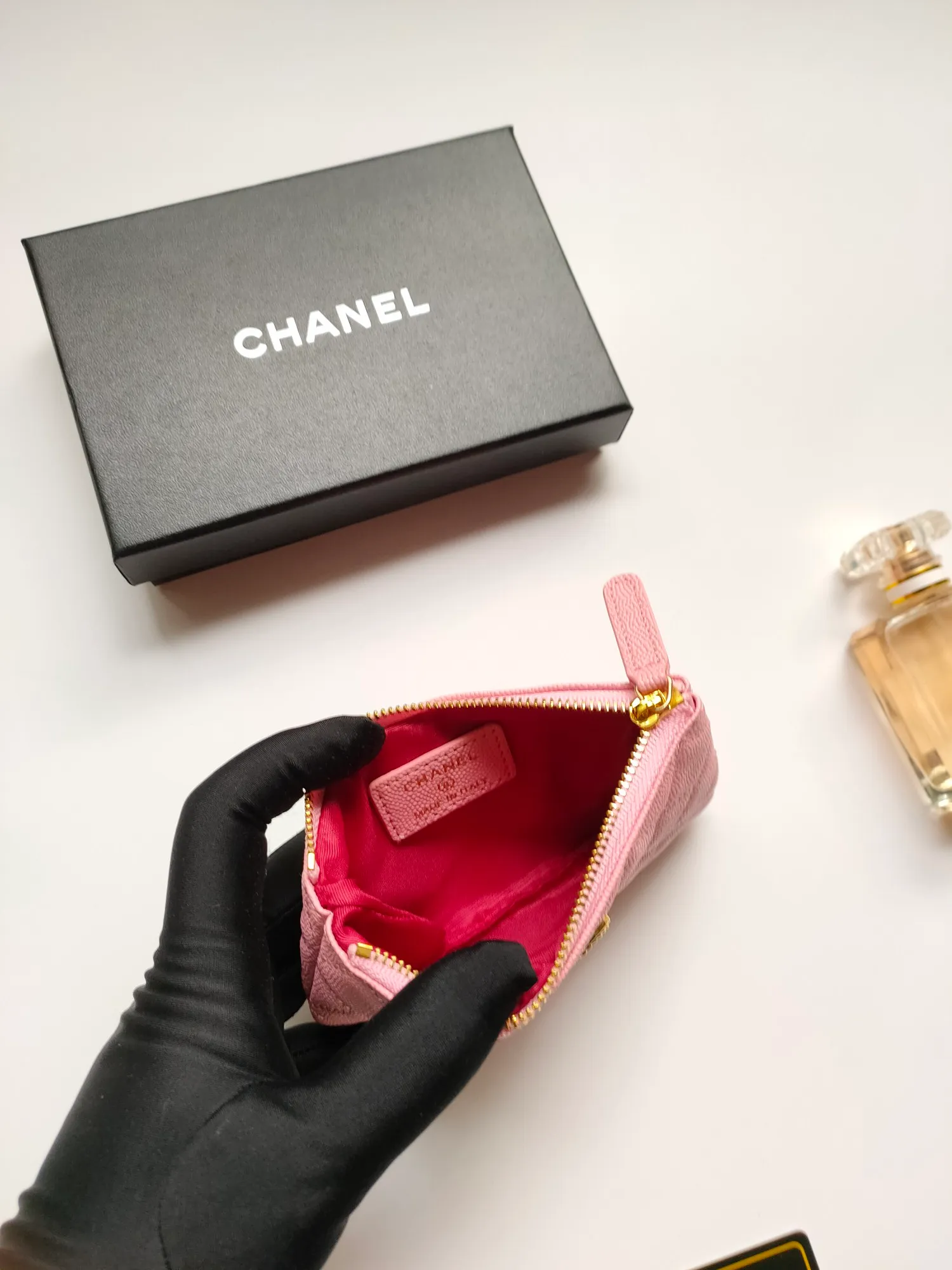 ￥120💰CHANEL 22k embossed lgo large double C hardware, fresh design, exquisite replica flavor, very beautiful, official website 2023 latest🆕Card holder, caviar medium ball grain cowhide is scratch-resistant, super glossy, it is troublesome to carry a bag that is too big in summer, suitable for putting in a mini bag, and convenient for carrying in your pocket😍 The bag has a zipper, which is super practical. You can also put cards, change, coins, and keys inside! Style number: 82365 Size: 15*8.5