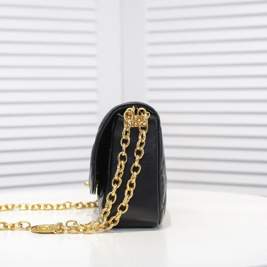 💰380￥💋Chanel 2020 Autumn and Winter Limited Edition Gold Coin Bag Sheepskin Gold coins have always been a symbol of luck and nobility. When paired with a bag, it makes you even more wealthy [Hey ha] Plus this design continues the CF classic elements, making the bag more beautiful and practical, and it is still a must-have series [Happy][Happy] Size: 21x17x7cm🎉🎉Model: 2222