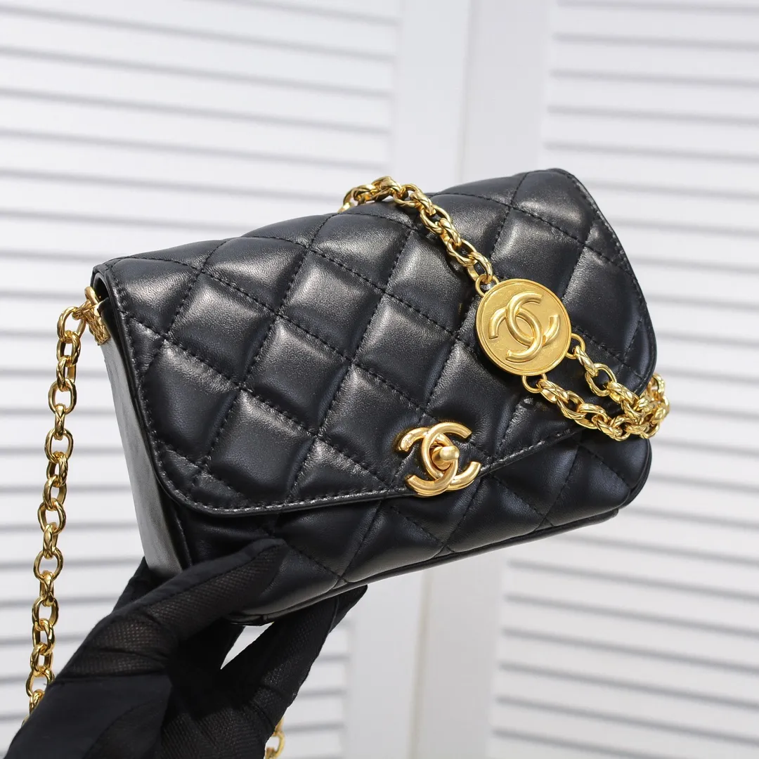 💰380￥💋Chanel 2020 Autumn and Winter Limited Edition Gold Coin Bag Sheepskin Gold coins have always been a symbol of luck and nobility. When paired with a bag, it makes you even more wealthy [Hey ha] Plus this design continues the CF classic elements, making the bag more beautiful and practical, and it is still a must-have series [Happy][Happy] Size: 21x17x7cm🎉🎉Model: 2222
