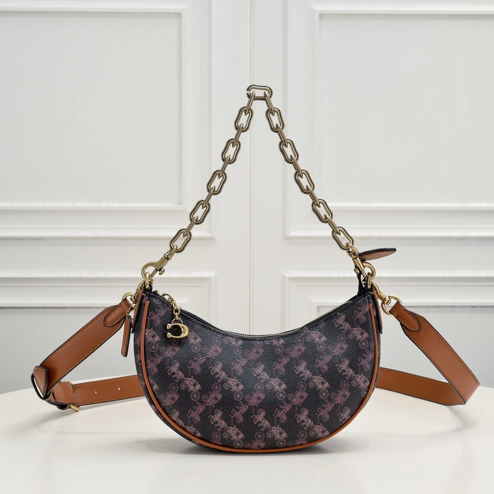 P360 [Top original order] CM584 Kou's new mira crescent bag has a proper temperament on the upper body, using a retro brushed brass chain ~ full of texture. Two shoulder straps can be worn cross-body under the arm, and the two styles can be switched at will. Size:23.5*16*6.5cm