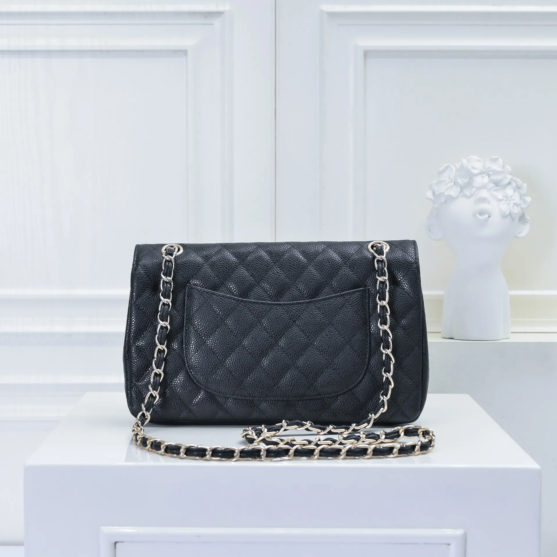 💰420￥Chanel,...Palace-level poison👏...Overseas original factory CF2.55...😱 Absolutely the top-notch caviar ball-grain cowhide you have never seen...✨Real K gold➰Gold buckle✨👑 The line spacing is perfectly consistent. The side of the bag is perfectly streamlined👏..It must have such a texture to be perfect💋 Follow the 9-pin diamond pattern. The flip cover is smooth and seamless ☑️ Strong visual three-dimensional effect 🔱 The diamond pattern is full and delicate 💑 It is super smooth, soft and comfortable to use 👒 CF is a must-have for girls. Size: 25.5*16*6.5cm. Style number: 1112 ball pattern