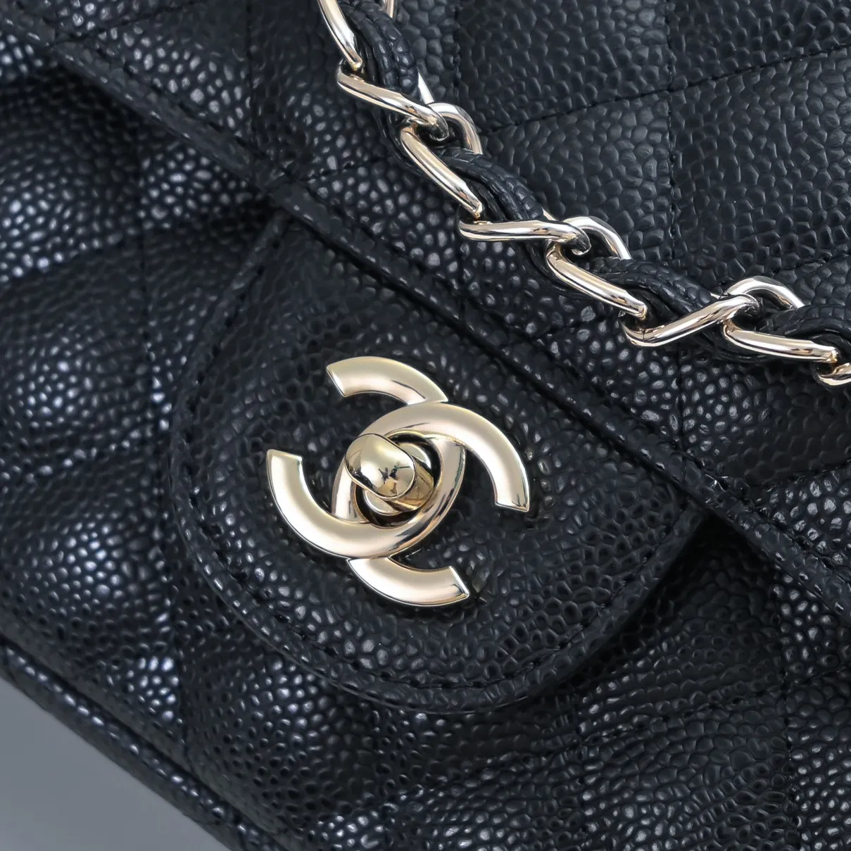 💰420￥Chanel,...Palace-level poison👏...Overseas original factory CF2.55...😱 Absolutely the top-notch caviar ball-grain cowhide you have never seen...✨Real K gold➰Gold buckle✨👑 The line spacing is perfectly consistent. The side of the bag is perfectly streamlined👏..It must have such a texture to be perfect💋 Follow the 9-pin diamond pattern. The flip cover is smooth and seamless ☑️ Strong visual three-dimensional effect 🔱 The diamond pattern is full and delicate 💑 It is super smooth, soft and comfortable to use 👒 CF is a must-have for girls. Size: 25.5*16*6.5cm. Style number: 1112 ball pattern
