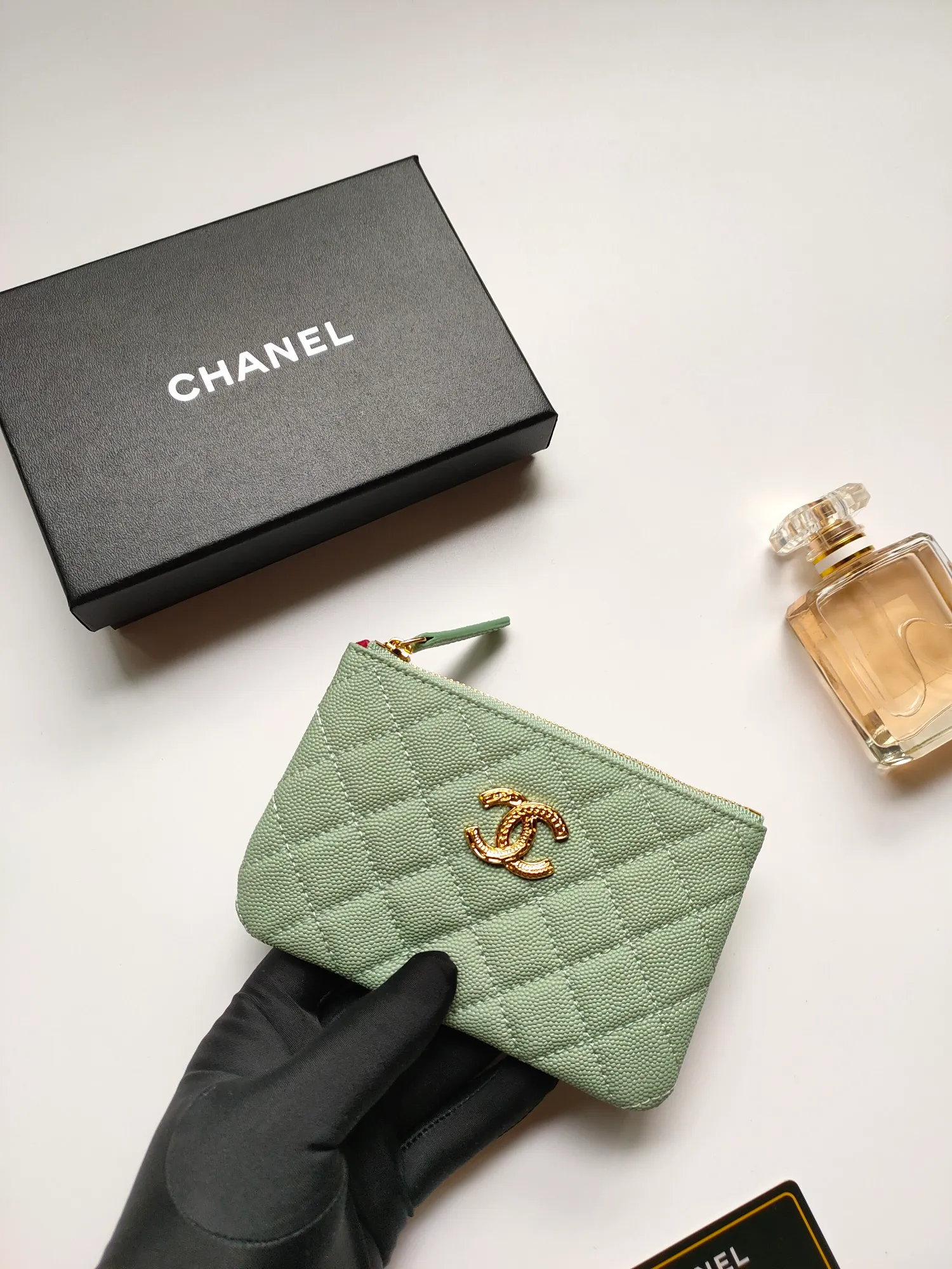￥120💰CHANEL 22k embossed lgo large double C hardware, fresh design, exquisite replica flavor, very beautiful, official website 2023 latest🆕Card holder, caviar medium ball grain cowhide is scratch-resistant, super glossy, it is troublesome to carry a bag that is too big in summer, suitable for putting in a mini bag, and convenient for carrying in your pocket😍 The bag has a zipper, which is super practical. You can also put cards, change, coins, and keys inside! Style number: 82365 Size: 15*8.5