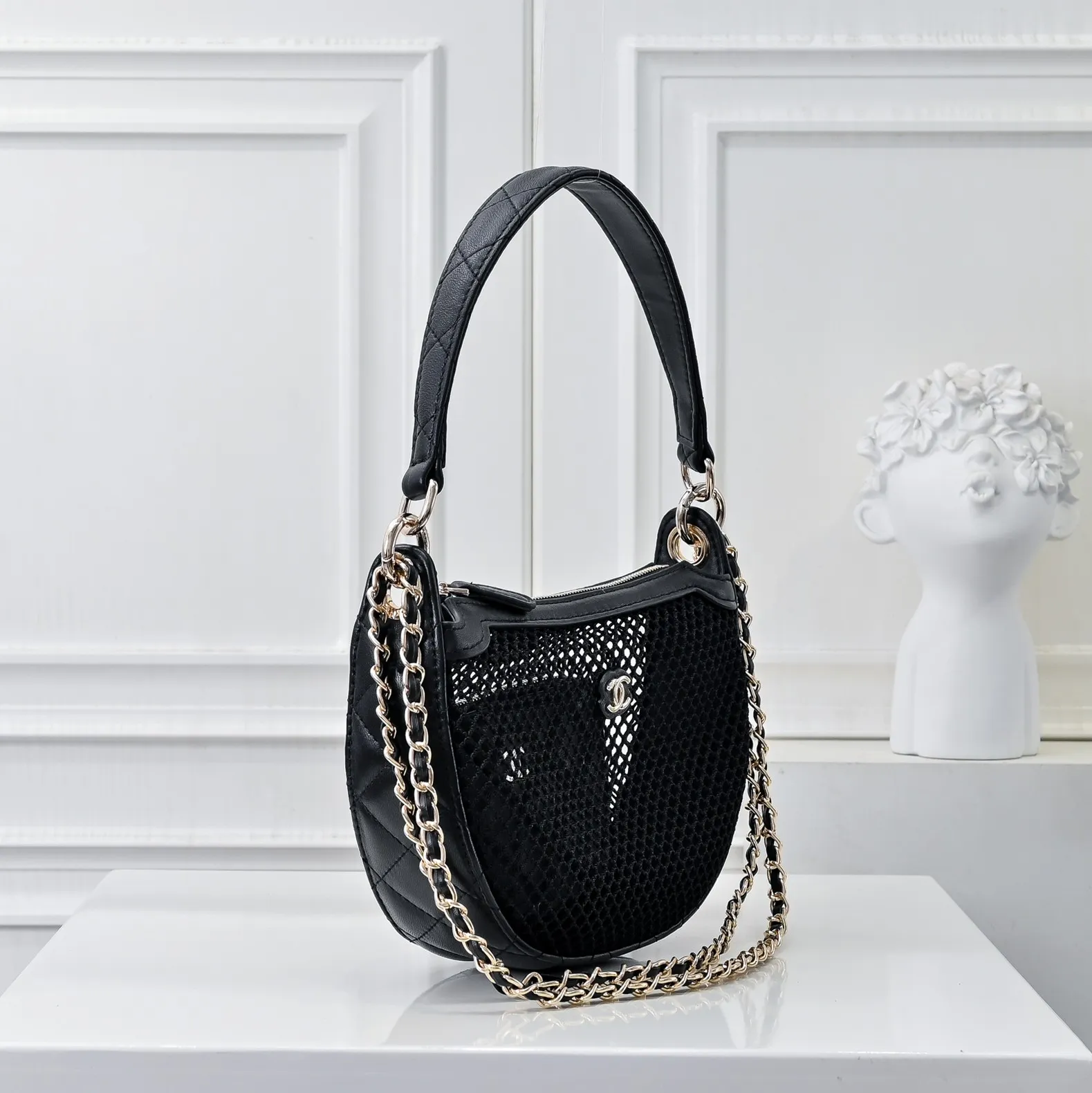 💰420￥👑CHANEL25S spring and summer popular series🔥Chanel fishnet gauze bag uses hollow mesh, metal weaving/sheepskin mesh and other materials to create a light and breathable mesh bag effect. The double C logo is retained. The chain is interwoven with leather and metal and can be decorated with pearls, camellias and other decorations. The innovative attempt at hollow design and classic elements is really interesting!! Size 22x15cm, style number: 1232