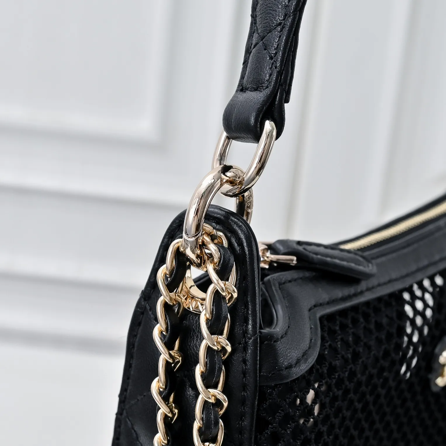 💰420￥👑CHANEL25S spring and summer popular series🔥Chanel fishnet gauze bag uses hollow mesh, metal weaving/sheepskin mesh and other materials to create a light and breathable mesh bag effect. The double C logo is retained. The chain is interwoven with leather and metal and can be decorated with pearls, camellias and other decorations. The innovative attempt at hollow design and classic elements is really interesting!! Size 22x15cm, style number: 1232