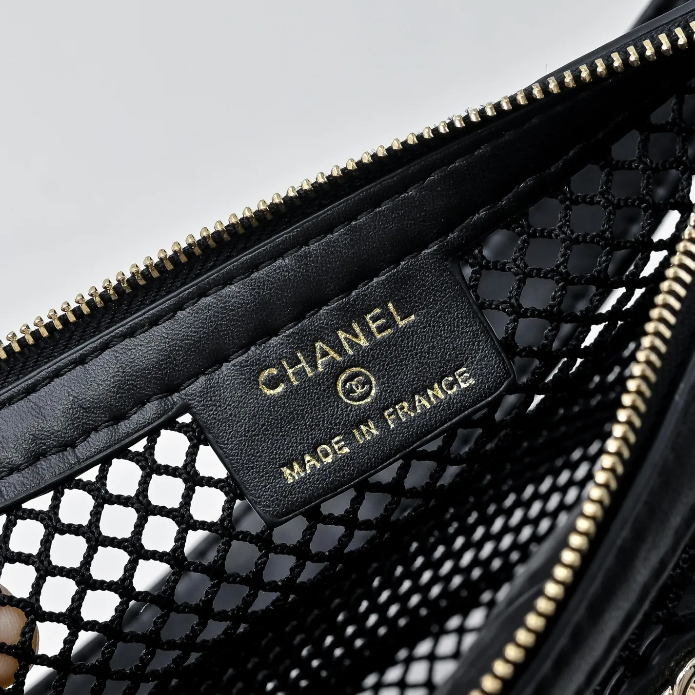 💰420￥👑CHANEL25S spring and summer popular series🔥Chanel fishnet gauze bag uses hollow mesh, metal weaving/sheepskin mesh and other materials to create a light and breathable mesh bag effect. The double C logo is retained. The chain is interwoven with leather and metal and can be decorated with pearls, camellias and other decorations. The innovative attempt at hollow design and classic elements is really interesting!! Size 22x15cm, style number: 1232