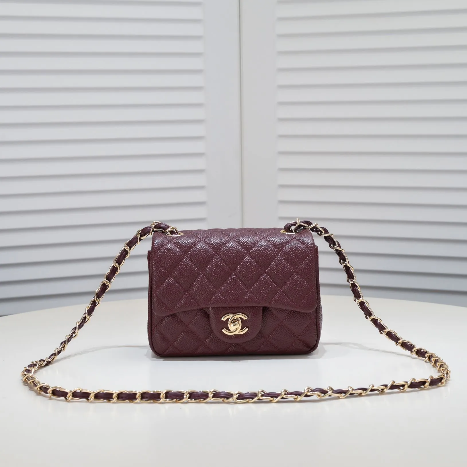 💰310￥Maroon Chanel🔺🚴🏼💸Select high-quality cowhide🌺Original split version to create one to one 💯The feel is first-class, 🌲The design inspired by the camera shape fully embodies perfection! [Qiang] [Qiang] Integrates art and practicality, [Ladybug] Gorgeous and low-key plump 💯📨📨Classic is irresistible, ♒ You have to receive it to understand ✈✈🍭🍭Insist on high quality and low price🐟🐟, model number: 1115, size: 17.5*13*5 cm