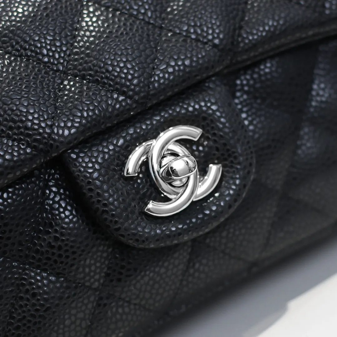 💰320￥💥CF versatile caviar cowhide🌹 Chanel💃🏻‼ ️Eternal classic style [shy] noble temperament💃🏻favorite of celebrities🌟soft leather and high-end👍counter hardware exquisite workmanship to reject defects [strong] both dazzling and feminine 😝[strong] luxurious and durable🌟size: 20*14*7cm style number 1116 reverse edge