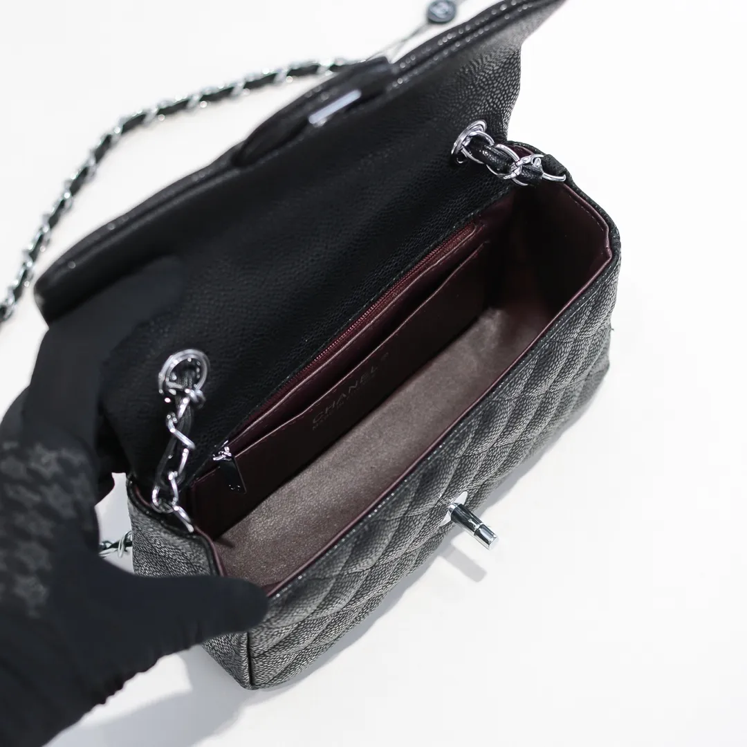 💰320￥💥CF versatile caviar cowhide🌹 Chanel💃🏻‼ ️Eternal classic style [shy] noble temperament💃🏻favorite of celebrities🌟soft leather and high-end👍counter hardware exquisite workmanship to reject defects [strong] both dazzling and feminine 😝[strong] luxurious and durable🌟size: 20*14*7cm style number 1116 reverse edge