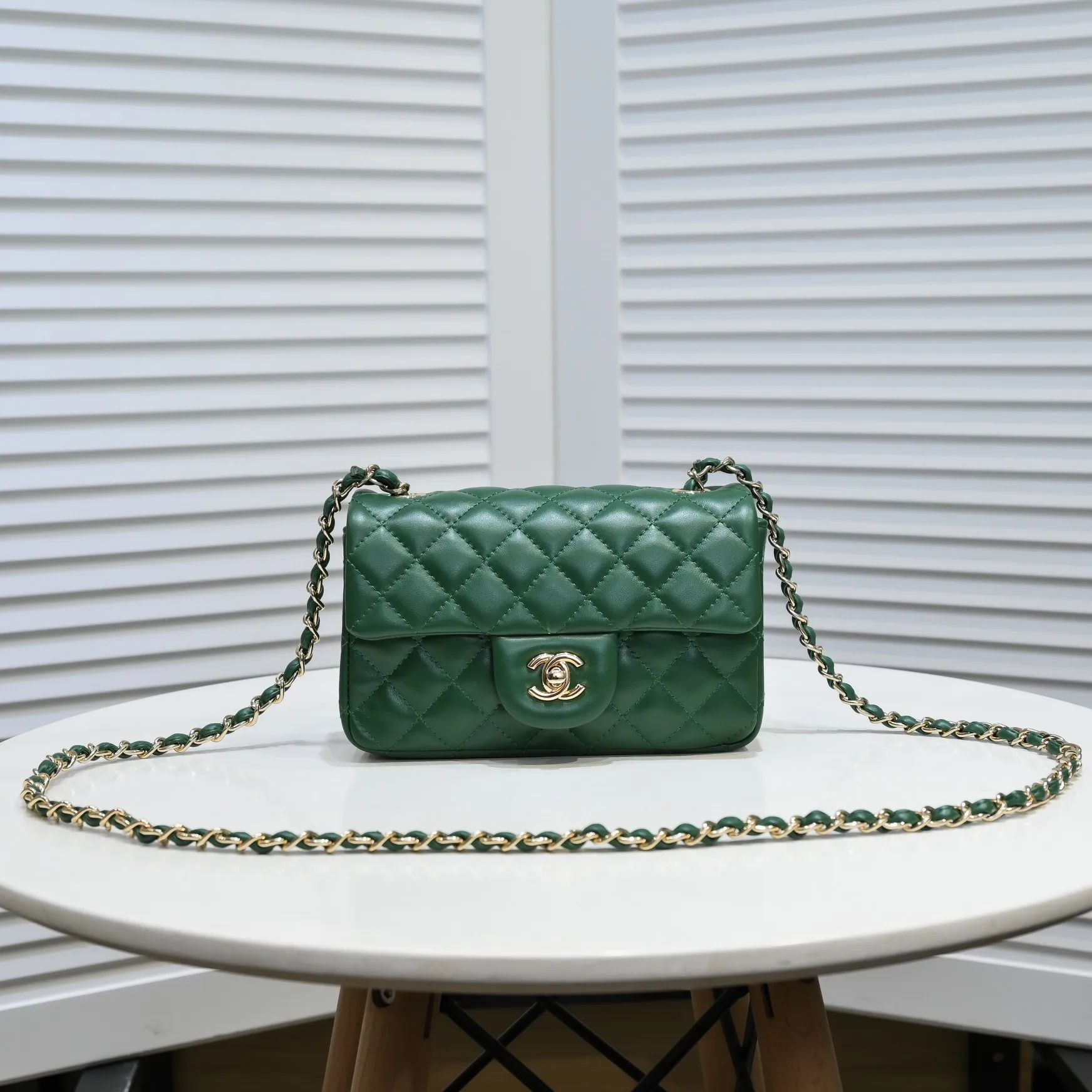 💰320￥CF versatile lambskin🌹 Chanel💃🏻‼ ️Eternal classic style [shy] noble temperament💃🏻favorite of celebrities🌟soft leather and high-end👍counter hardware exquisite workmanship to reject flaws [strong] both dazzling and feminine 😝[strong] luxurious and durable🌟Size: 20*14*7cm Style number: 1116
