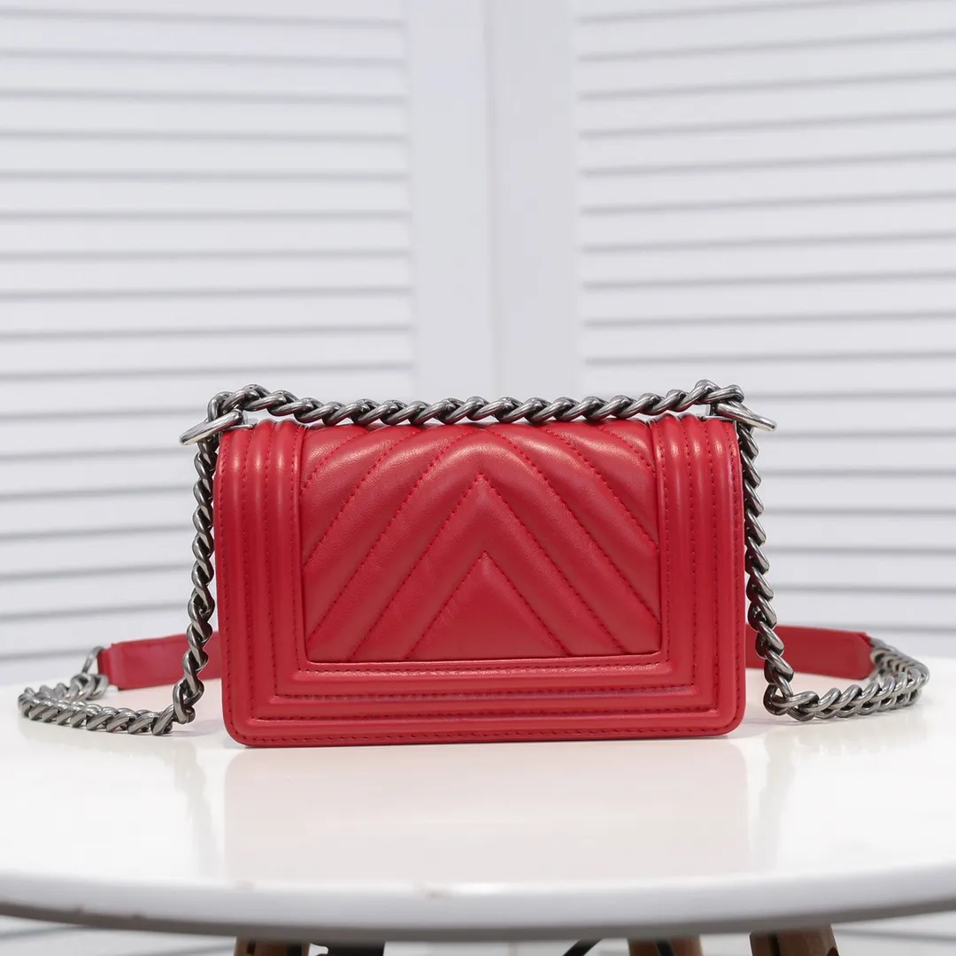💰400￥ (Full sheepskin with original hardware) [Smile] Chanel Chanel 👑 Lambskin [Lightning] Thickened electroplated hardware accessories 🌈 The workmanship is comparable to the original order 💪 The bottom can be pinched and rebounded without trace, absolutely spot-on and real-life, fashionable and durable 💪💪 High-end quality, no pressure in and out of the drill cabinet 💏, size 20*12*7cm, style number 67085