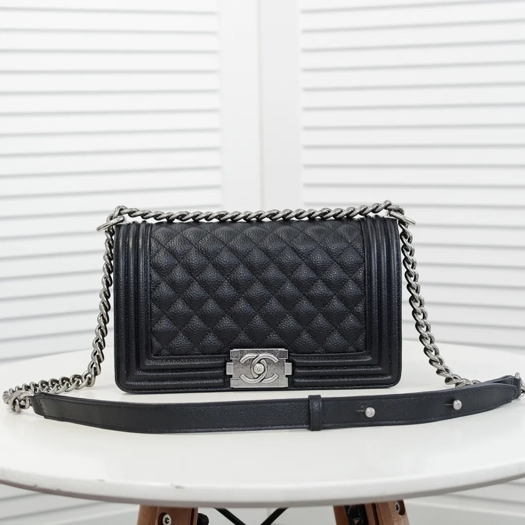 💰460￥ "Full leather inside and out with original hardware" Chanel👑 Using imported first-layer cowhide with lychee pattern [color] [lightning] thickened electroplated hardware accessories🌈The workmanship is comparable to the original order💪The bottom can be pinched and rebounded without trace, absolutely spot-on and real-life, fashionable and durable💪💪High-end quality, no pressure in and out of the drill cabinet💏, size 25*15*8cm Style number: 67086