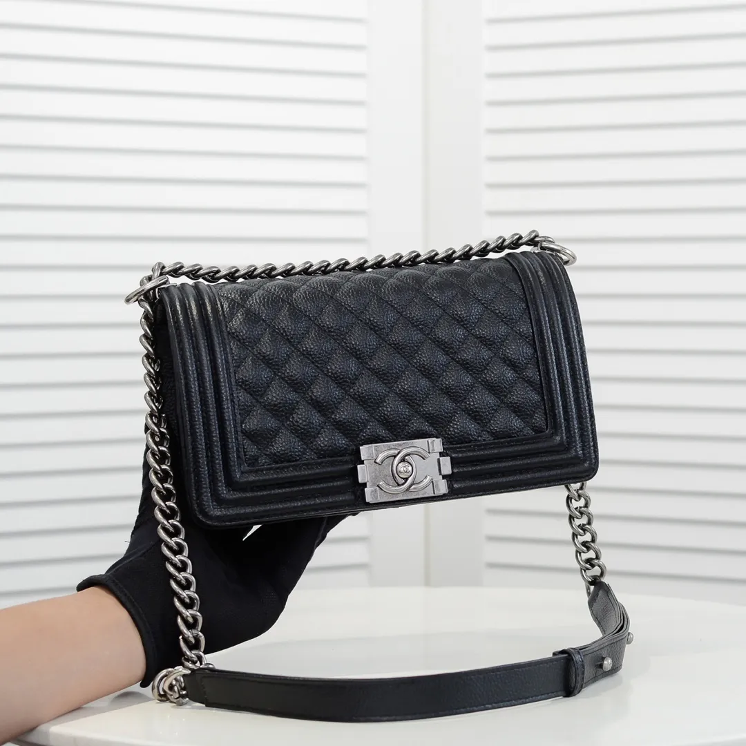 💰460￥ "Full leather inside and out with original hardware" Chanel👑 Using imported first-layer cowhide with lychee pattern [color] [lightning] thickened electroplated hardware accessories🌈The workmanship is comparable to the original order💪The bottom can be pinched and rebounded without trace, absolutely spot-on and real-life, fashionable and durable💪💪High-end quality, no pressure in and out of the drill cabinet💏, size 25*15*8cm Style number: 67086