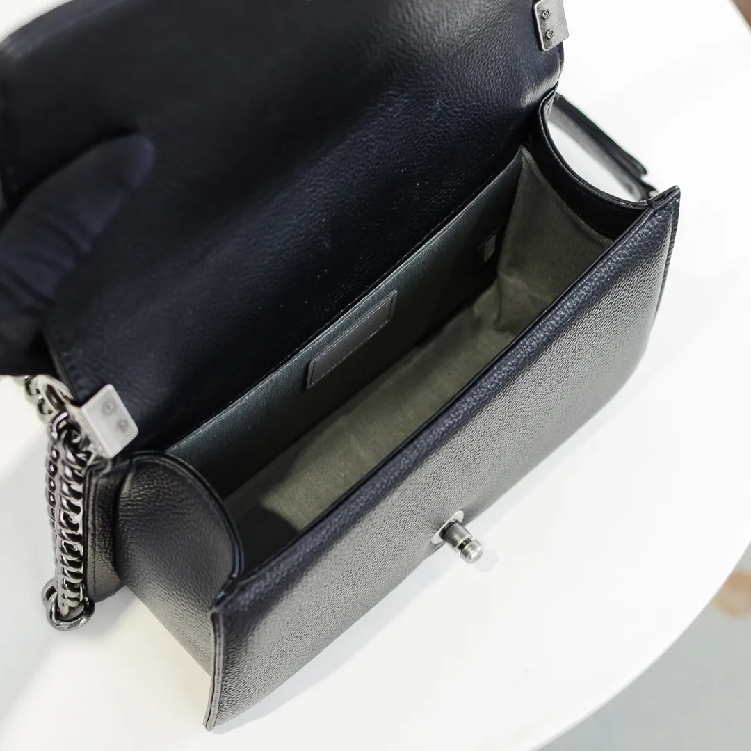 💰460￥ "Full leather inside and out with original hardware" Chanel👑 Using imported first-layer cowhide with lychee pattern [color] [lightning] thickened electroplated hardware accessories🌈The workmanship is comparable to the original order💪The bottom can be pinched and rebounded without trace, absolutely spot-on and real-life, fashionable and durable💪💪High-end quality, no pressure in and out of the drill cabinet💏, size 25*15*8cm Style number: 67086