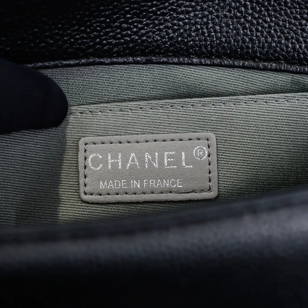 💰460￥ "Full leather inside and out with original hardware" Chanel👑 Using imported first-layer cowhide with lychee pattern [color] [lightning] thickened electroplated hardware accessories🌈The workmanship is comparable to the original order💪The bottom can be pinched and rebounded without trace, absolutely spot-on and real-life, fashionable and durable💪💪High-end quality, no pressure in and out of the drill cabinet💏, size 25*15*8cm Style number: 67086