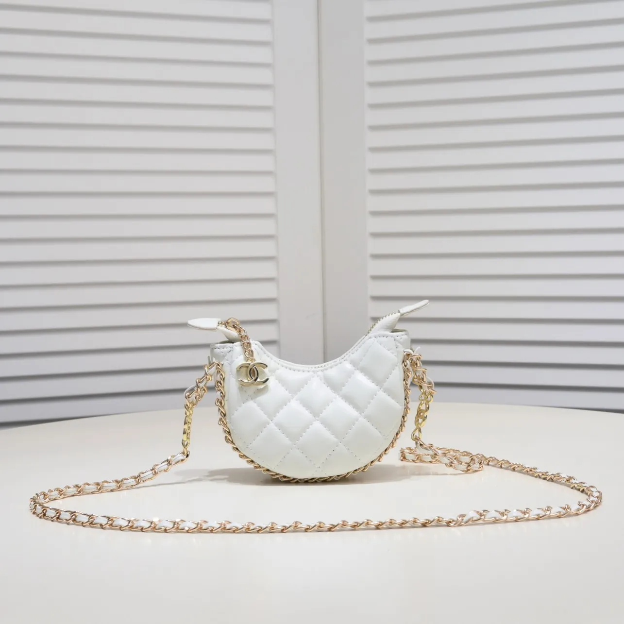 💰320￥Small size Chane1🛑23p moon bag🌙🤍l Beautiful small waste bag mini that fell in love at first glance. The hardware is light champagne gold and has a thin chain. The counter sister made it look like a small moon. I was immediately so cute that I felt soft. It deserves the first place in 23p small waste bag e. Sure enough, the end of the bag buying is not Hermès but Chanel seasonal style. Al style number: 8098 small size 💕Size: 4.1X3.7X2 (cm)