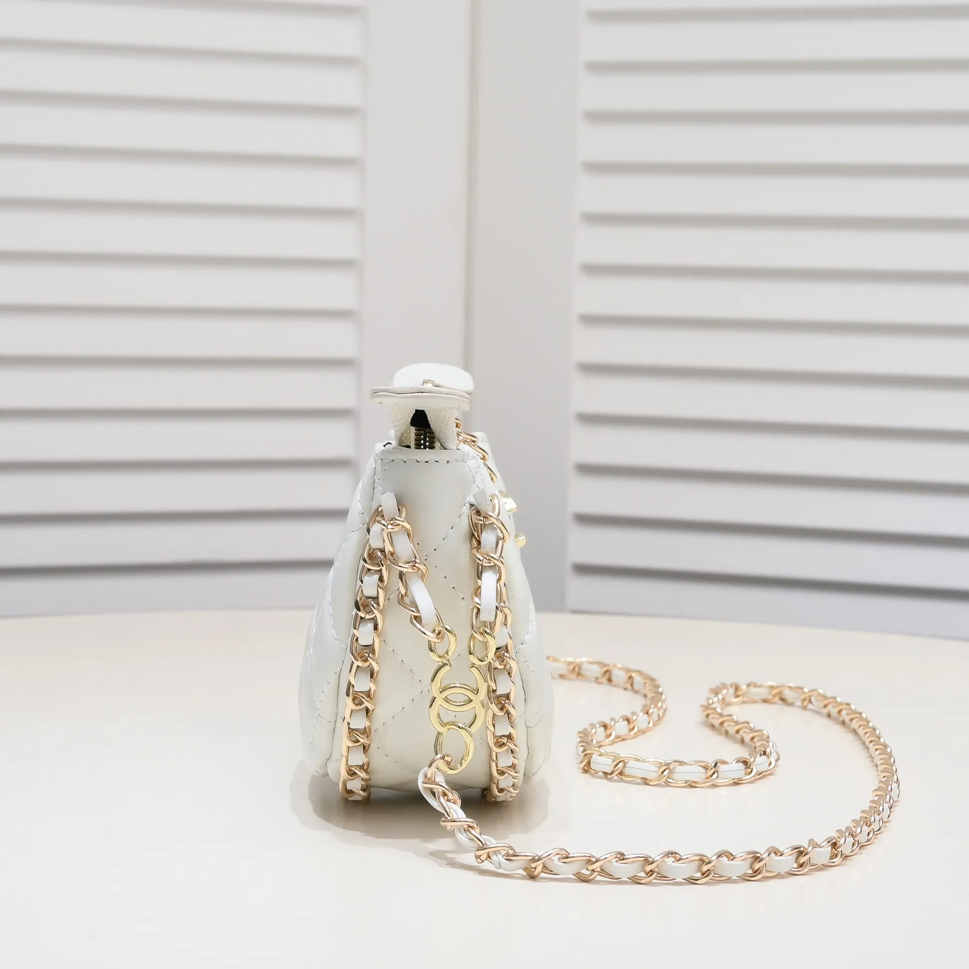 💰320￥Small size Chane1🛑23p moon bag🌙🤍l Beautiful small waste bag mini that fell in love at first glance. The hardware is light champagne gold and has a thin chain. The counter sister made it look like a small moon. I was immediately so cute that I felt soft. It deserves the first place in 23p small waste bag e. Sure enough, the end of the bag buying is not Hermès but Chanel seasonal style. Al style number: 8098 small size 💕Size: 4.1X3.7X2 (cm)