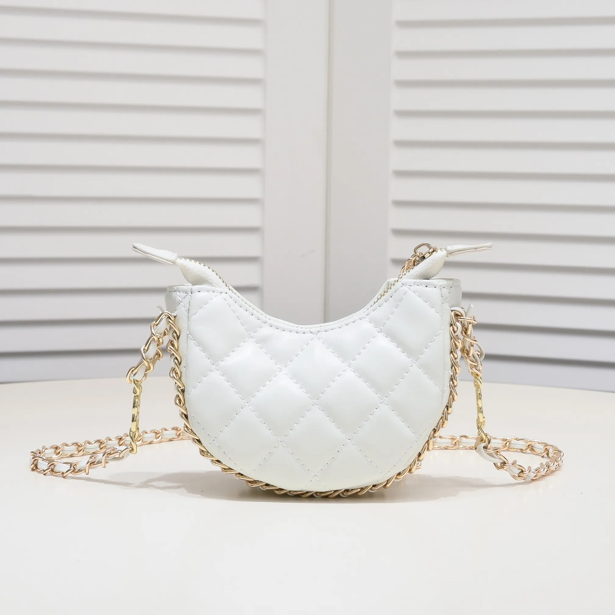 💰320￥Small size Chane1🛑23p moon bag🌙🤍l Beautiful small waste bag mini that fell in love at first glance. The hardware is light champagne gold and has a thin chain. The counter sister made it look like a small moon. I was immediately so cute that I felt soft. It deserves the first place in 23p small waste bag e. Sure enough, the end of the bag buying is not Hermès but Chanel seasonal style. Al style number: 8098 small size 💕Size: 4.1X3.7X2 (cm)