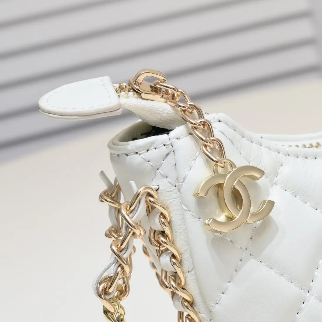 💰320￥Small size Chane1🛑23p moon bag🌙🤍l Beautiful small waste bag mini that fell in love at first glance. The hardware is light champagne gold and has a thin chain. The counter sister made it look like a small moon. I was immediately so cute that I felt soft. It deserves the first place in 23p small waste bag e. Sure enough, the end of the bag buying is not Hermès but Chanel seasonal style. Al style number: 8098 small size 💕Size: 4.1X3.7X2 (cm)