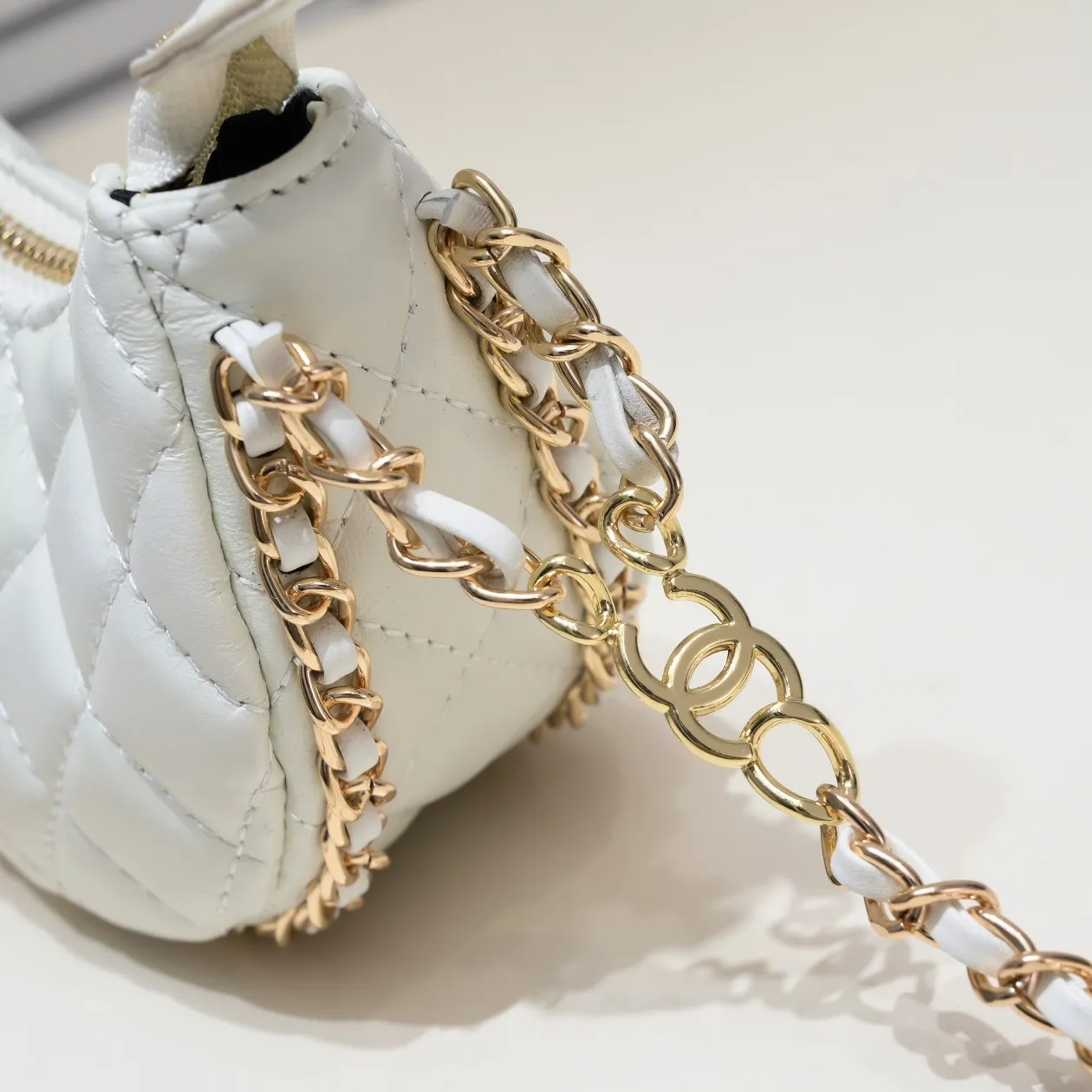 💰320￥Small size Chane1🛑23p moon bag🌙🤍l Beautiful small waste bag mini that fell in love at first glance. The hardware is light champagne gold and has a thin chain. The counter sister made it look like a small moon. I was immediately so cute that I felt soft. It deserves the first place in 23p small waste bag e. Sure enough, the end of the bag buying is not Hermès but Chanel seasonal style. Al style number: 8098 small size 💕Size: 4.1X3.7X2 (cm)