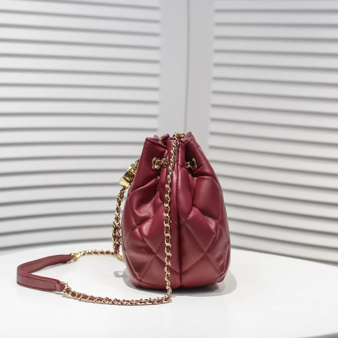 💰380￥Small size CHANEL: 2020 new model Double C chain rope mini bucket cowhide series, gold hardware accessories: large ribbed design, super beautiful, which is Xiaoxiang’s design style in the past two years, the cowhide feels soft and comfortable, more suitable for mini-shaped bags. Perfectly designed, clean, casual and fashionable, this is a must-have drawstring bag. Size black ready stock. Style number: 1699# Size: 15*15*14cm
