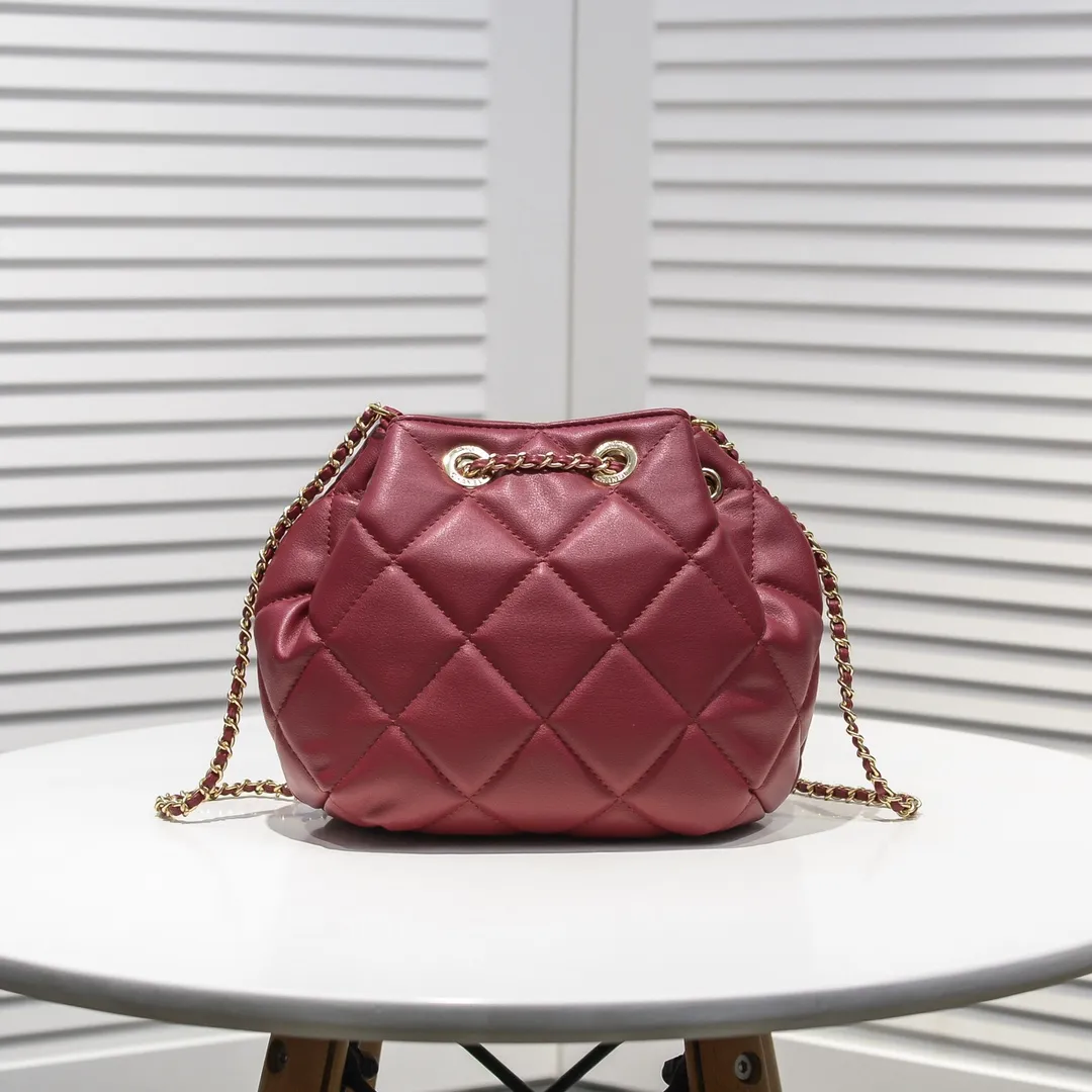 💰380￥Small size CHANEL: 2020 new model Double C chain rope mini bucket cowhide series, gold hardware accessories: large ribbed design, super beautiful, which is Xiaoxiang’s design style in the past two years, the cowhide feels soft and comfortable, more suitable for mini-shaped bags. Perfectly designed, clean, casual and fashionable, this is a must-have drawstring bag. Size black ready stock. Style number: 1699# Size: 15*15*14cm