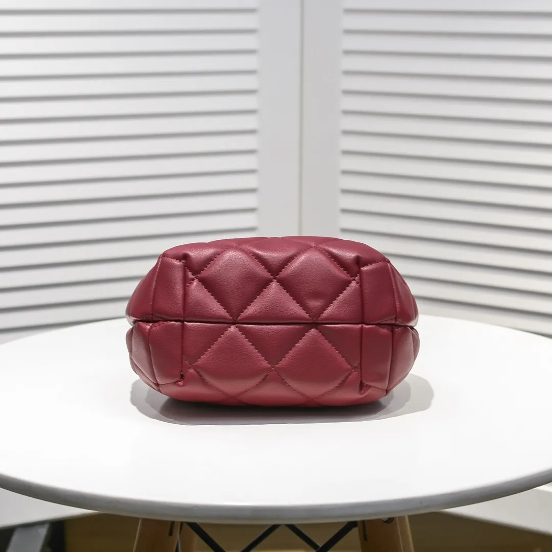 💰380￥Small size CHANEL: 2020 new model Double C chain rope mini bucket cowhide series, gold hardware accessories: large ribbed design, super beautiful, which is Xiaoxiang’s design style in the past two years, the cowhide feels soft and comfortable, more suitable for mini-shaped bags. Perfectly designed, clean, casual and fashionable, this is a must-have drawstring bag. Size black ready stock. Style number: 1699# Size: 15*15*14cm