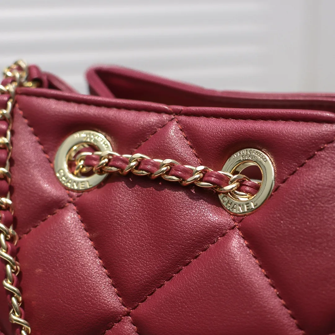 💰380￥Small size CHANEL: 2020 new model Double C chain rope mini bucket cowhide series, gold hardware accessories: large ribbed design, super beautiful, which is Xiaoxiang’s design style in the past two years, the cowhide feels soft and comfortable, more suitable for mini-shaped bags. Perfectly designed, clean, casual and fashionable, this is a must-have drawstring bag. Size black ready stock. Style number: 1699# Size: 15*15*14cm