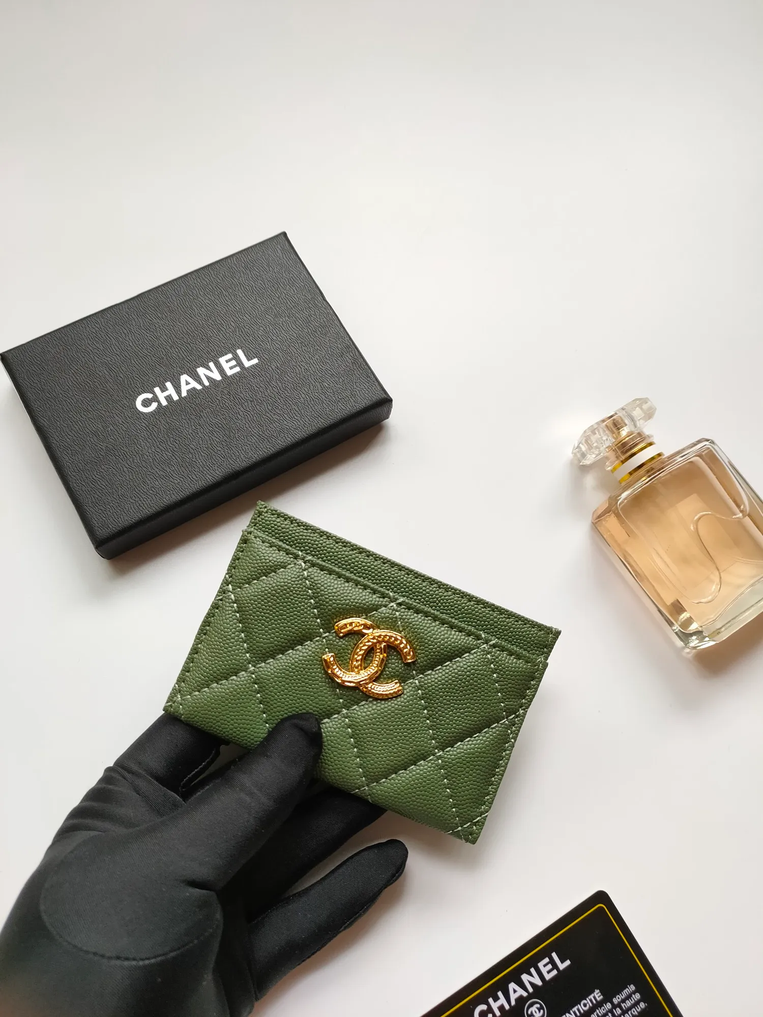 💰90💰Model 3188 CHANEL 22k embossed lgo large double C hardware, official website latest in 2023🆕card holder, caviar medium ball grain cowhide, anti-scratch, super glossy, 3 card slots each put a card, you can also put a card + a few coins in the middle