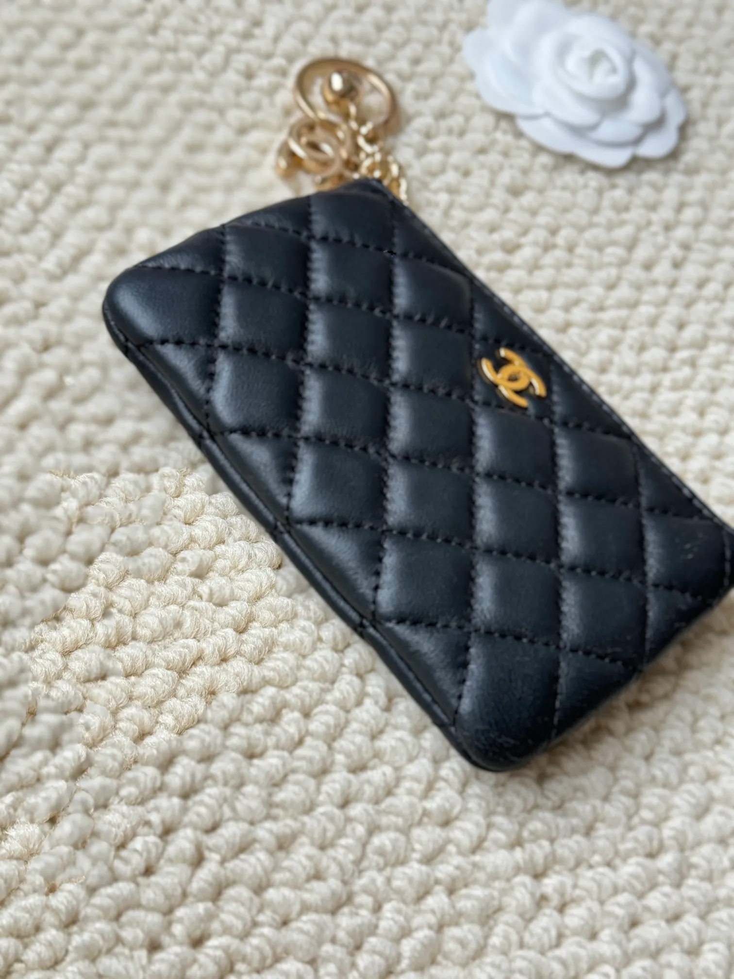 💰130 chanel sheepskin pendant coin purse💦 Model No.: A50168 Classic small carry-on bag, one of the most practical bags in the era of mobile payment, cards, change, key and lipstick in one package, cute, practical and connotative, nice card holder, key bag, coin purse, lipstick bag. Reference size: 9.5×15×0.5cm