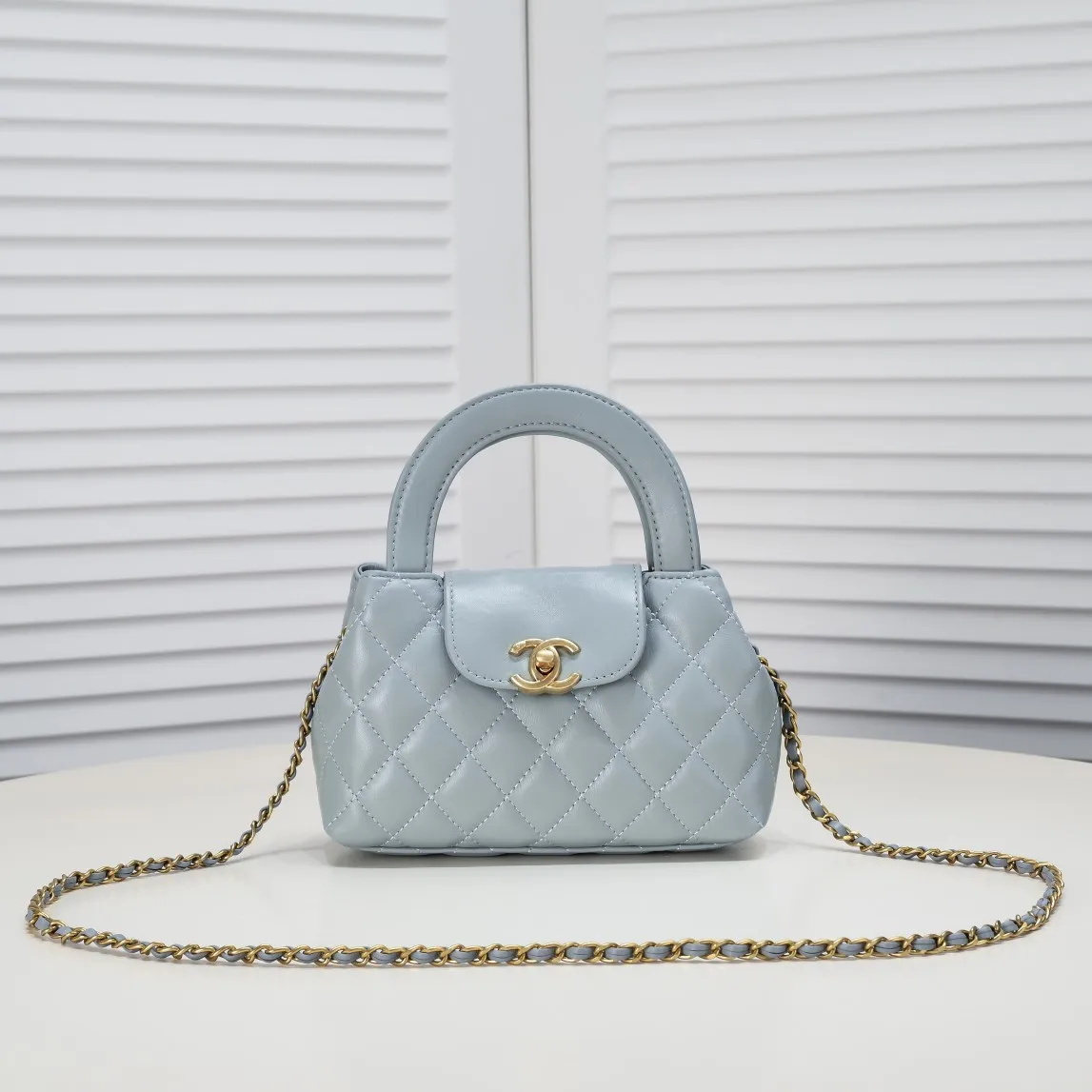 💰360￥💜Chane1’s new bag is so beautiful🎗️ 🖤Chanel23/24 autumn and winter show is full of camellias, and the new bags are so beautiful! 🦢The theme and design inspiration are related to the brand’s iconic camellia, which looks beautiful and exquisite. 🥇Made from sheepskin! 🌸As creative director Virginie Viard said: "Camellia is not only a theme, but a timeless and classic style symbol of the brand. It makes me feel safe and friendly. I love its softness and strength. 👸🏻, retro, elegant, and a feeling of dreaming back to the peak period of Galeries Lafayette! Style number: 6170 🦋size: 19*13*7cm