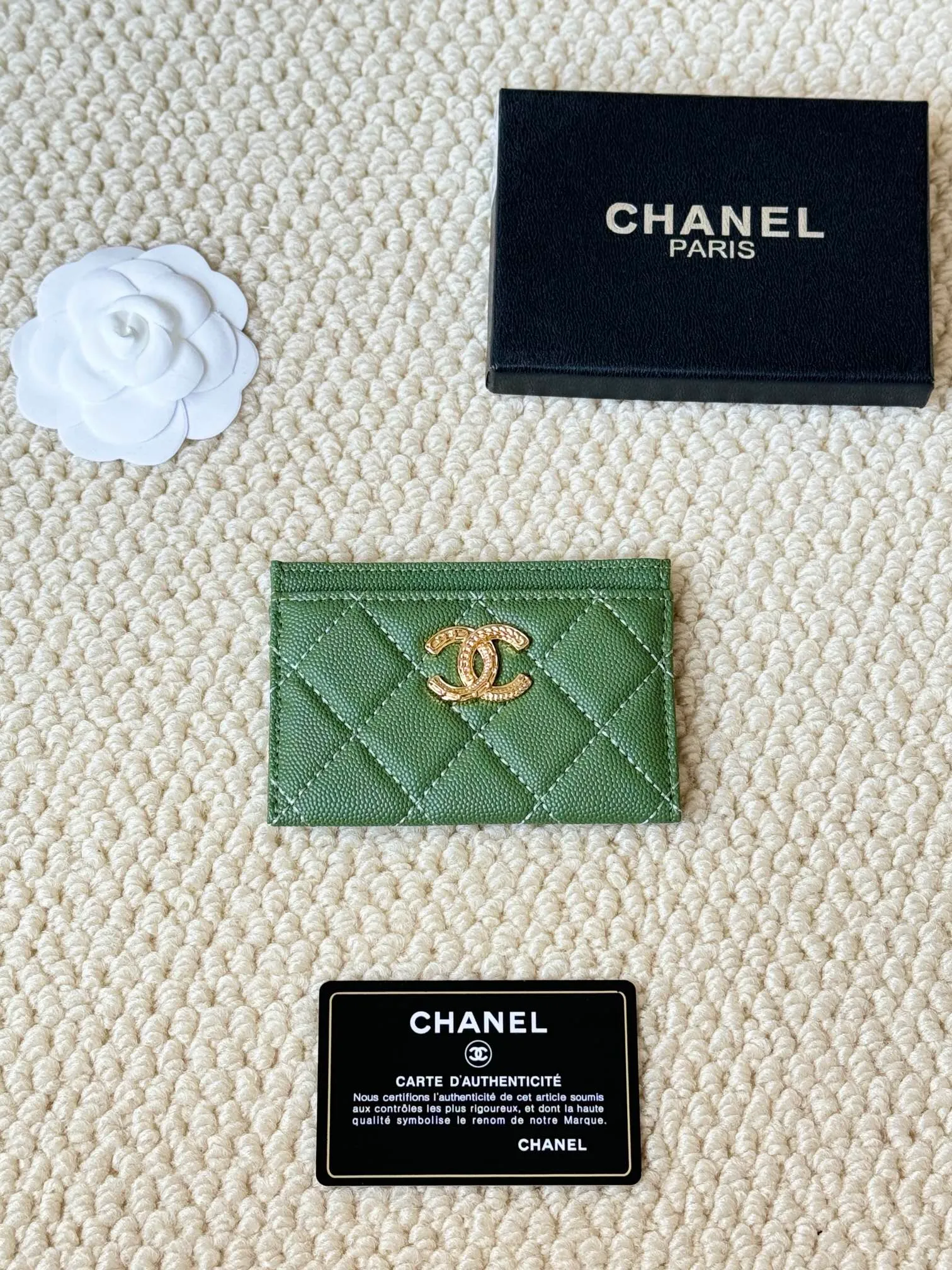💰100 chanel model: 3188 22k embossed lgo large double C hardware, official website 2023 latest 🆕card holder, caviar medium ball grain cowhide, anti-scratch, super glossy, 3 card slots each put a card, you can also put a card + a few coins in the middle Size: 10cm