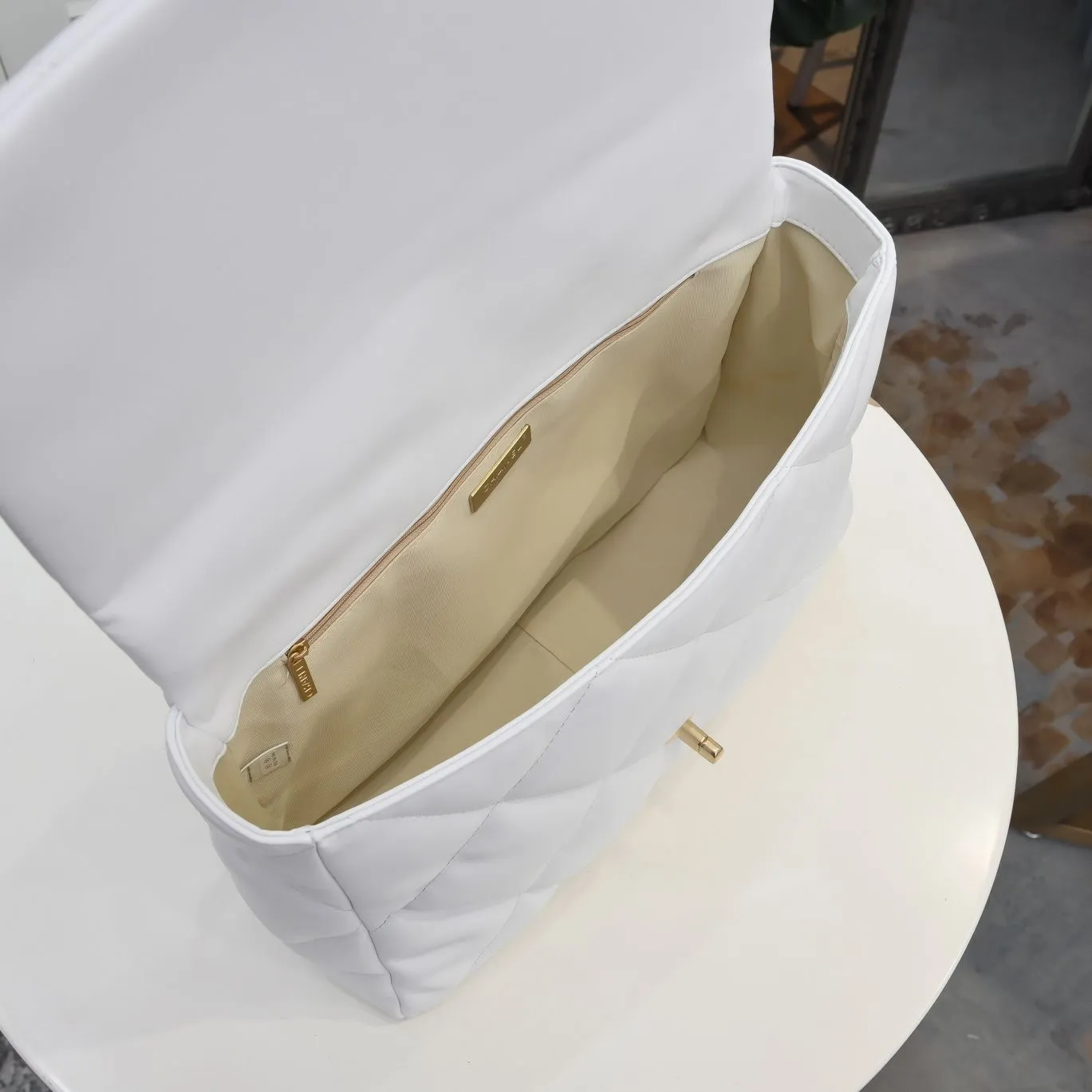 💰480￥Pure white large size Chanel’s latest hot style is now available📣📣Synchronized with counters🤭Imported cowhide🐂feels very soft. The upper body effect is super good, it can be carried by hand, on one shoulder or cross-body, showing the elegance and charm of women. Hurry up and get it. Style number: 9012. Size: 36*24*14cm.
