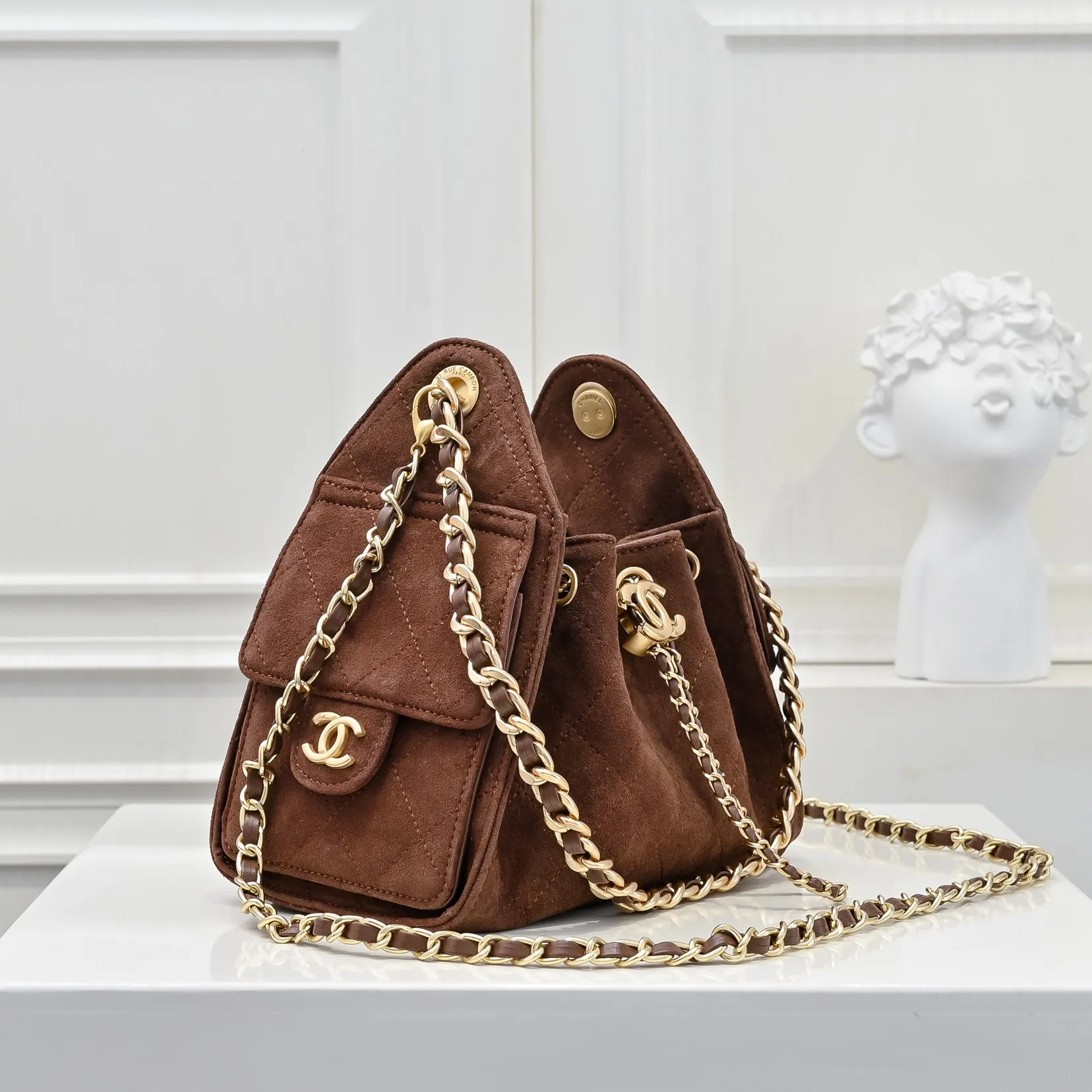💰520￥Mini chanel 25c bag king matte suede hobo underarm bag hippie underarm bag mini retro gold coin button drawstring bucket bag + diamond pattern + retro black gold classic chain design, full of high-end sense! A must-have for daily travel, with exquisite appearance and delicate texture, it can be easily worn in both casual and formal occasions. It is small and cute and comes with a cross-body chain, which is very nice. Size: 20x22x12.5cm Style number: 7016 Material: frosted