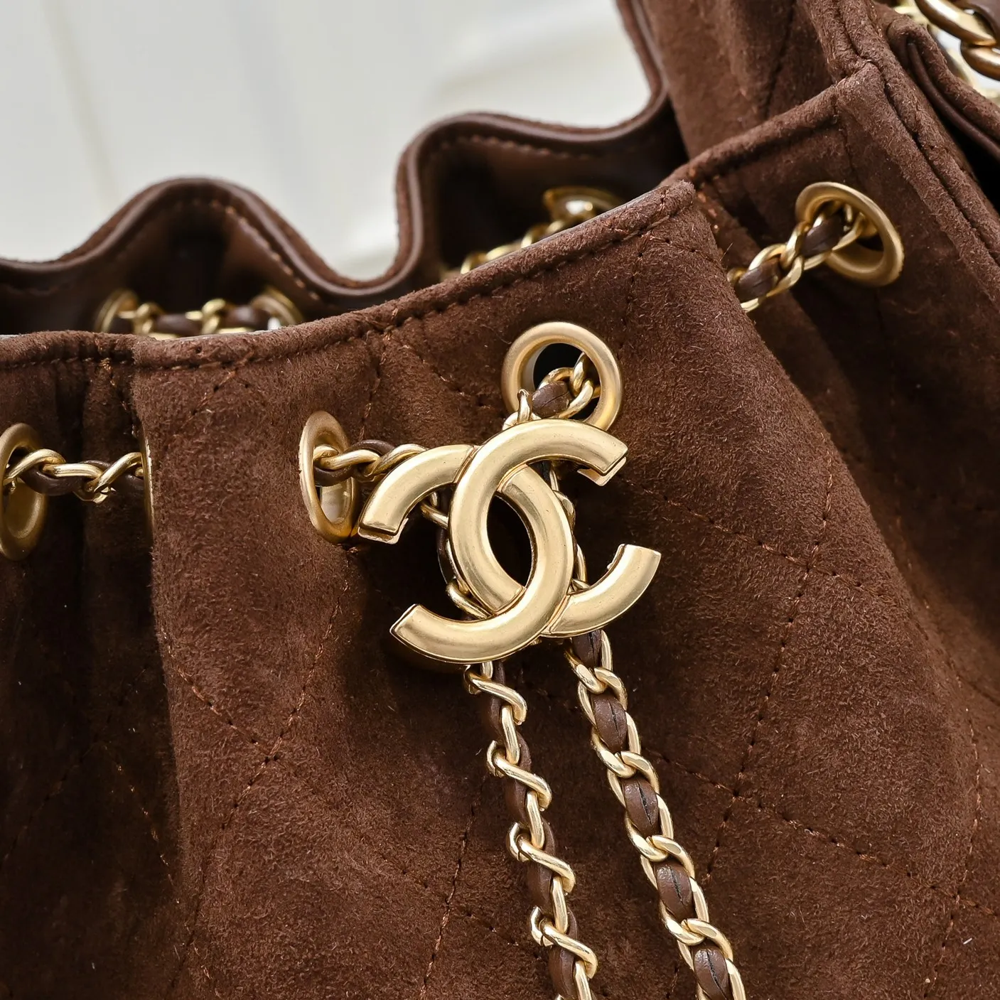 💰520￥Mini chanel 25c bag king matte suede hobo underarm bag hippie underarm bag mini retro gold coin button drawstring bucket bag + diamond pattern + retro black gold classic chain design, full of high-end sense! A must-have for daily travel, with exquisite appearance and delicate texture, it can be easily worn in both casual and formal occasions. It is small and cute and comes with a cross-body chain, which is very nice. Size: 20x22x12.5cm Style number: 7016 Material: frosted