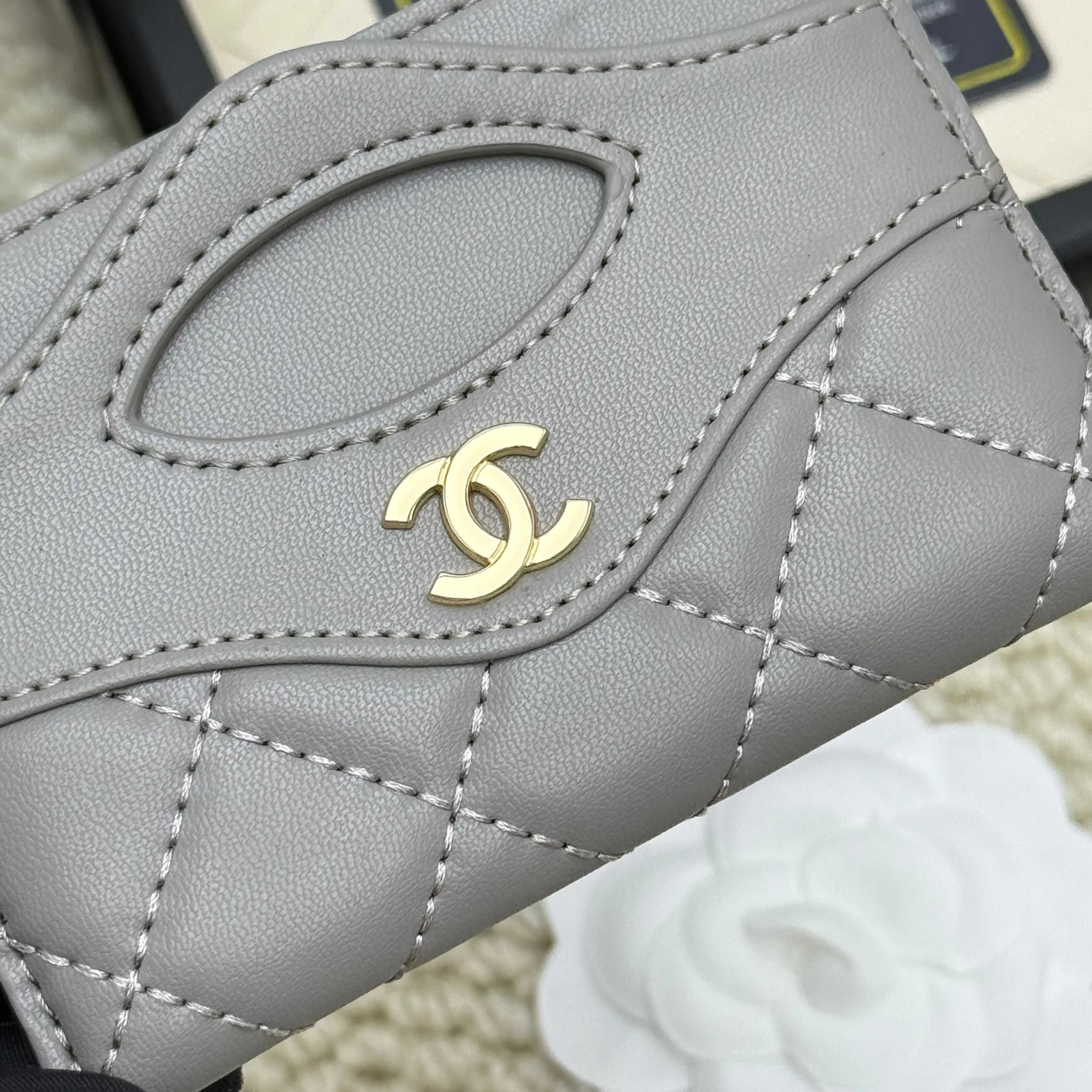 💰110 Chanel's new model, model: AP7776 31 card holder, sheepskin ball pattern. This new 31 card holder comes in several cute pink colors and can hold 6 or 7 cards no problem❣️ Size: 8*11