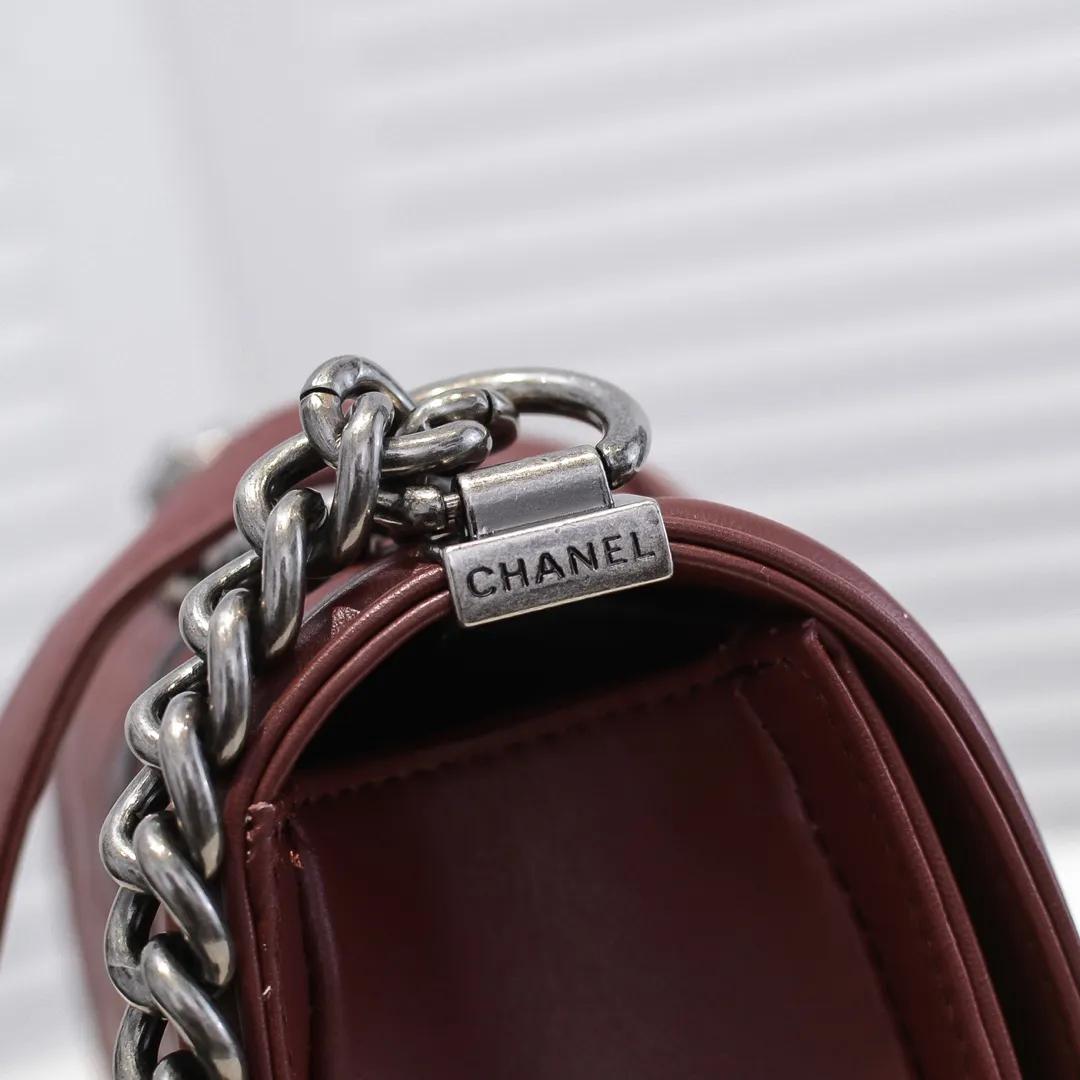 💰420￥ (Full sheepskin with original hardware) [Smile] Chanel Chanel 👑 Lambskin [Lightning] Thickened electroplated hardware accessories 🌈 The workmanship is comparable to the original order 💪 The bottom can be pinched and rebounded without trace, absolutely spot-on and real-life, fashionable and durable 💪💪 High-end quality, no pressure in and out of the drill cabinet 💏, size 25*15*8cm Style number: 67086