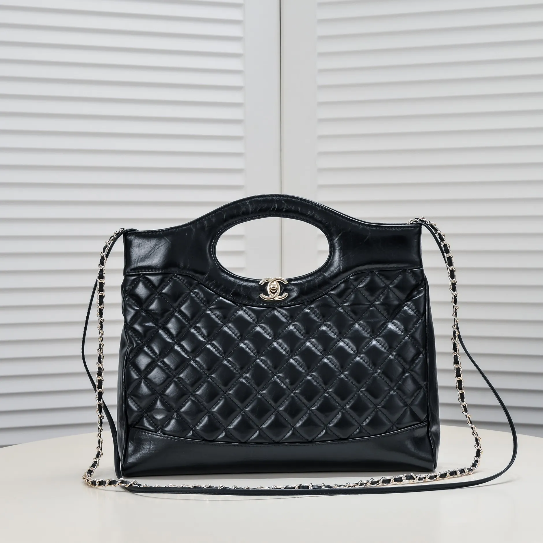 💰440￥🖤Chanel23A 🦢The king of large size 31bag 🌸Fashion representative! 31bag classic reappears! Fashion is still the same! 💗Two sizes, large and mini, to meet sisters of different styles~ The large is super cool and stylish, the mini is cute, cute and charming 💓This chocolate brown is also a treasure color, the most recommended color besides black, the real thing is very eye-catching and high-end! 👛Retro cowhide leather, the capacity is also practical and touching. One pack can be carried multiple times, no problem! Style number: 9109 large size: 35x33x8cm
