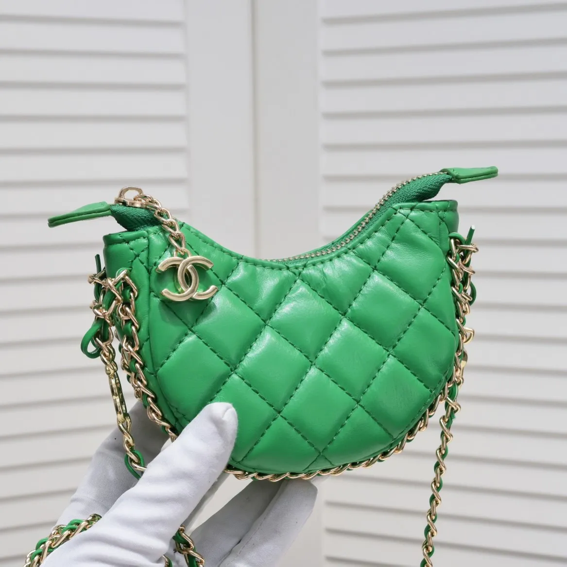 💰320￥Small size Chane1🛑23p moon bag🌙🤍l Beautiful small waste bag mini that fell in love at first glance. The hardware is light champagne gold and has a thin chain. The counter sister made it look like a small moon. I was immediately so cute that I felt soft. It deserves the first place in 23p small waste bag e. Sure enough, the end of the bag buying is not Hermès but Chanel seasonal style. Al style number: 8098 small size 💕Size: 4.1X3.7X2 (cm)